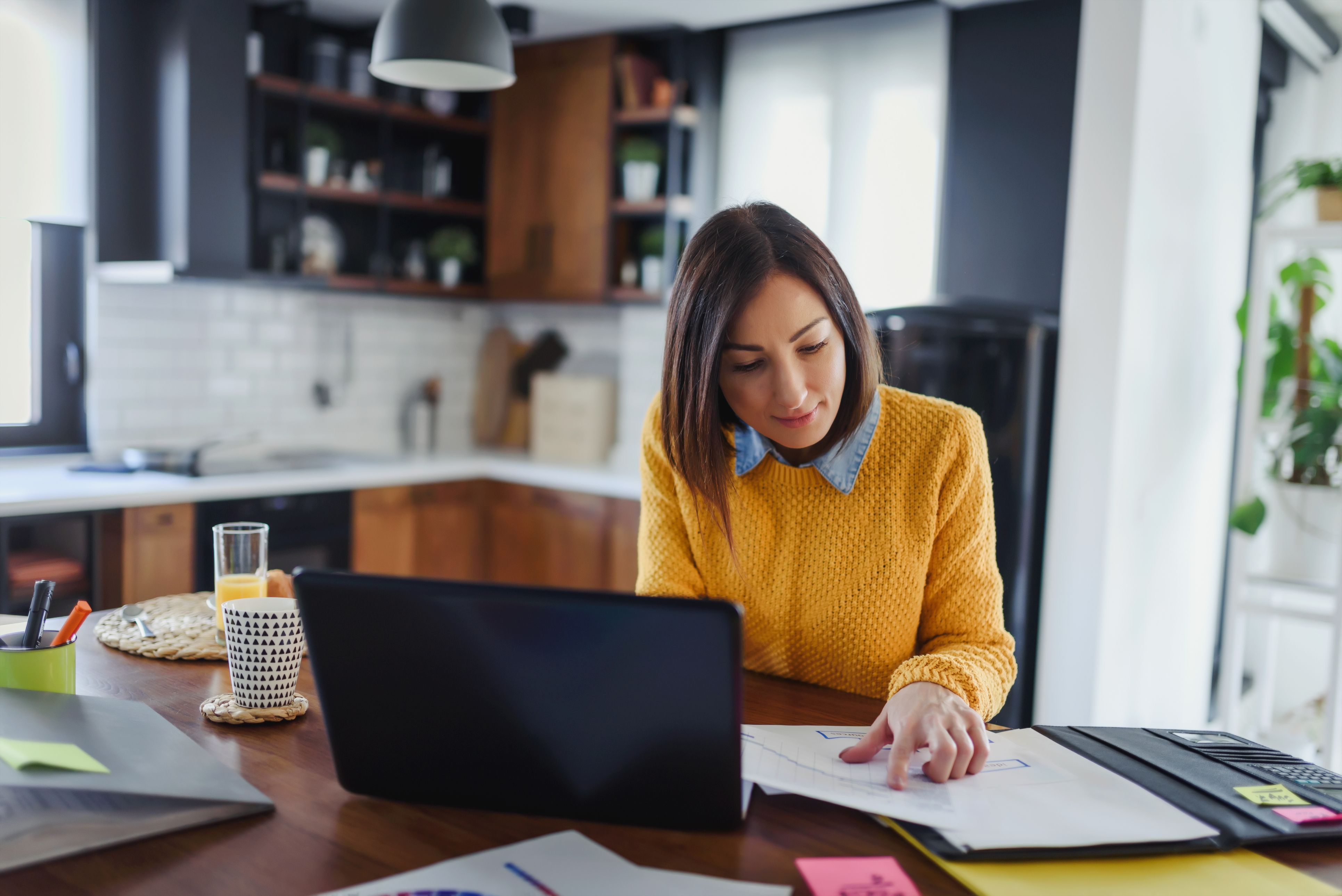 Una mujer teletrabajando, en una imagen de archivo | iStock