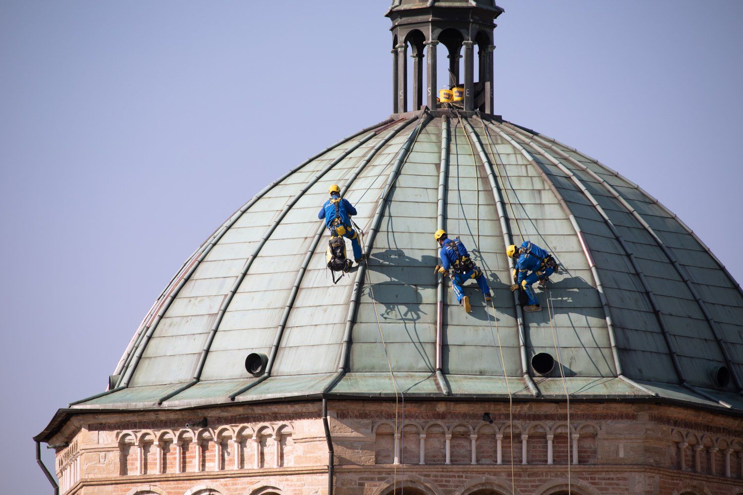 Técnicos de EdiliziAcrobatica realizando un trabajo vertical de mantenimiento | Cedida