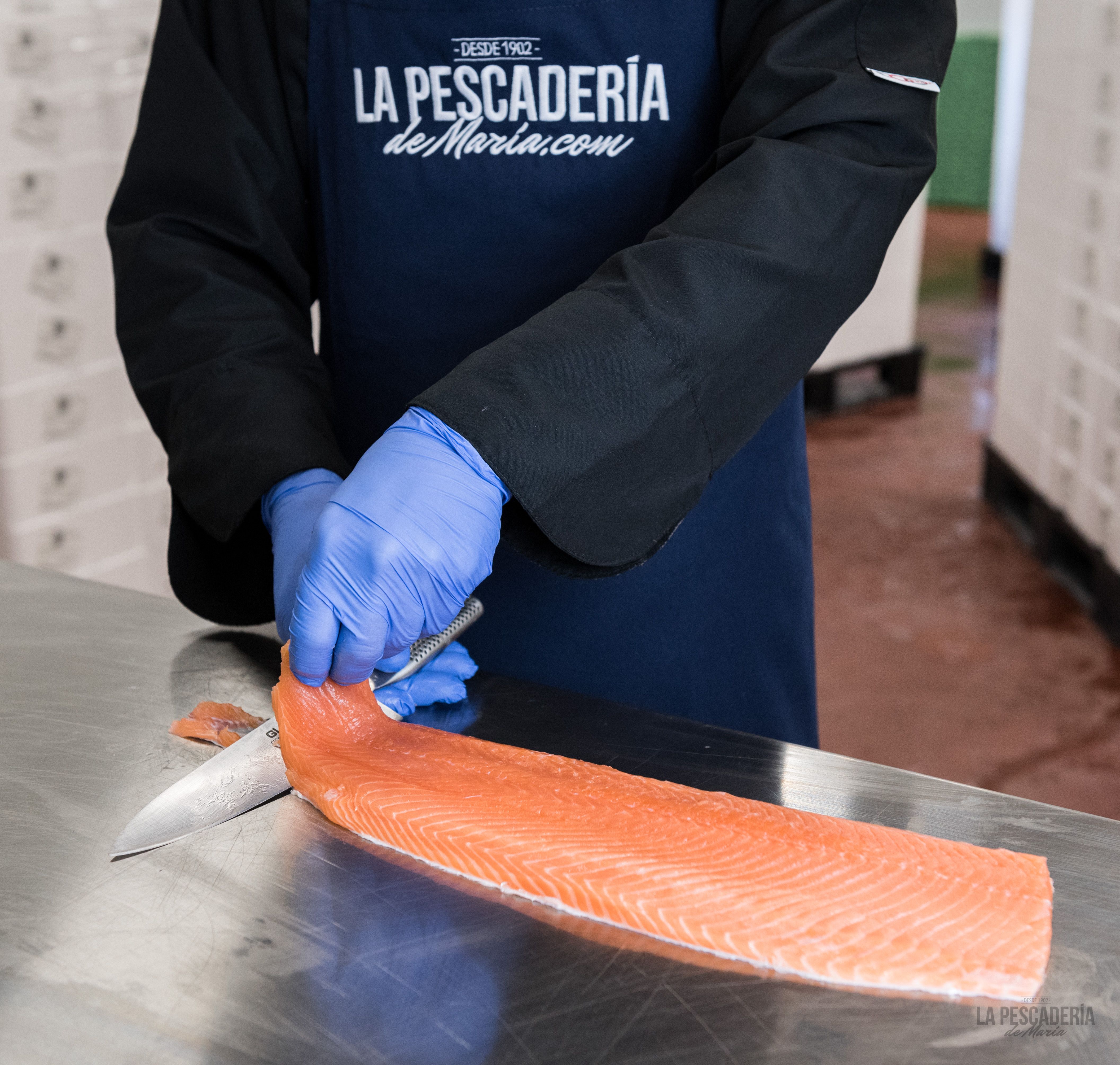 Un trabajador de La Pescadería de María prepara un pescado | Cedida