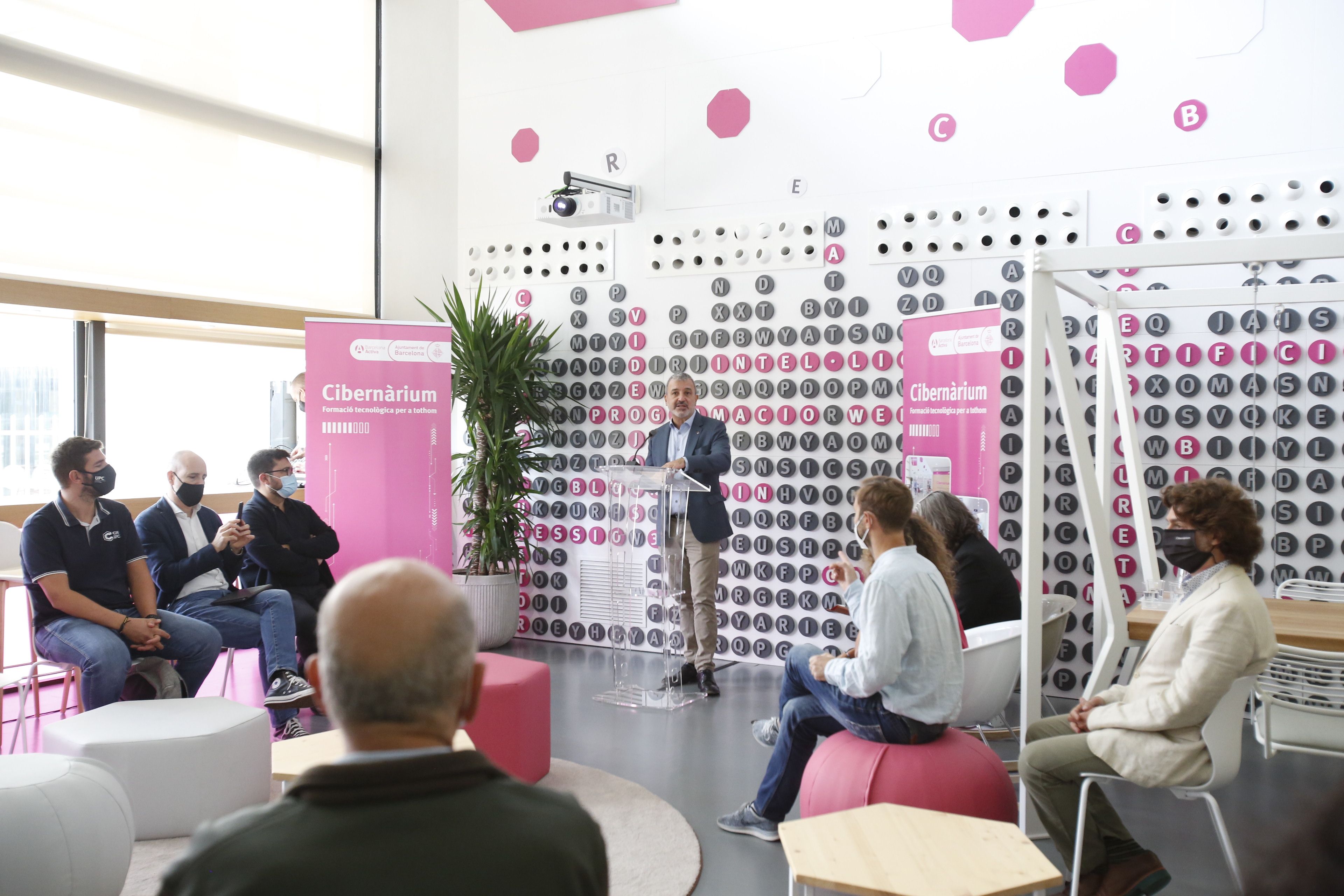 El primer teniente de alcaldía de Barcelona, Jaume Collboni, durante la presentación del Cibernàrium de Nuevo Barrios | Cedida