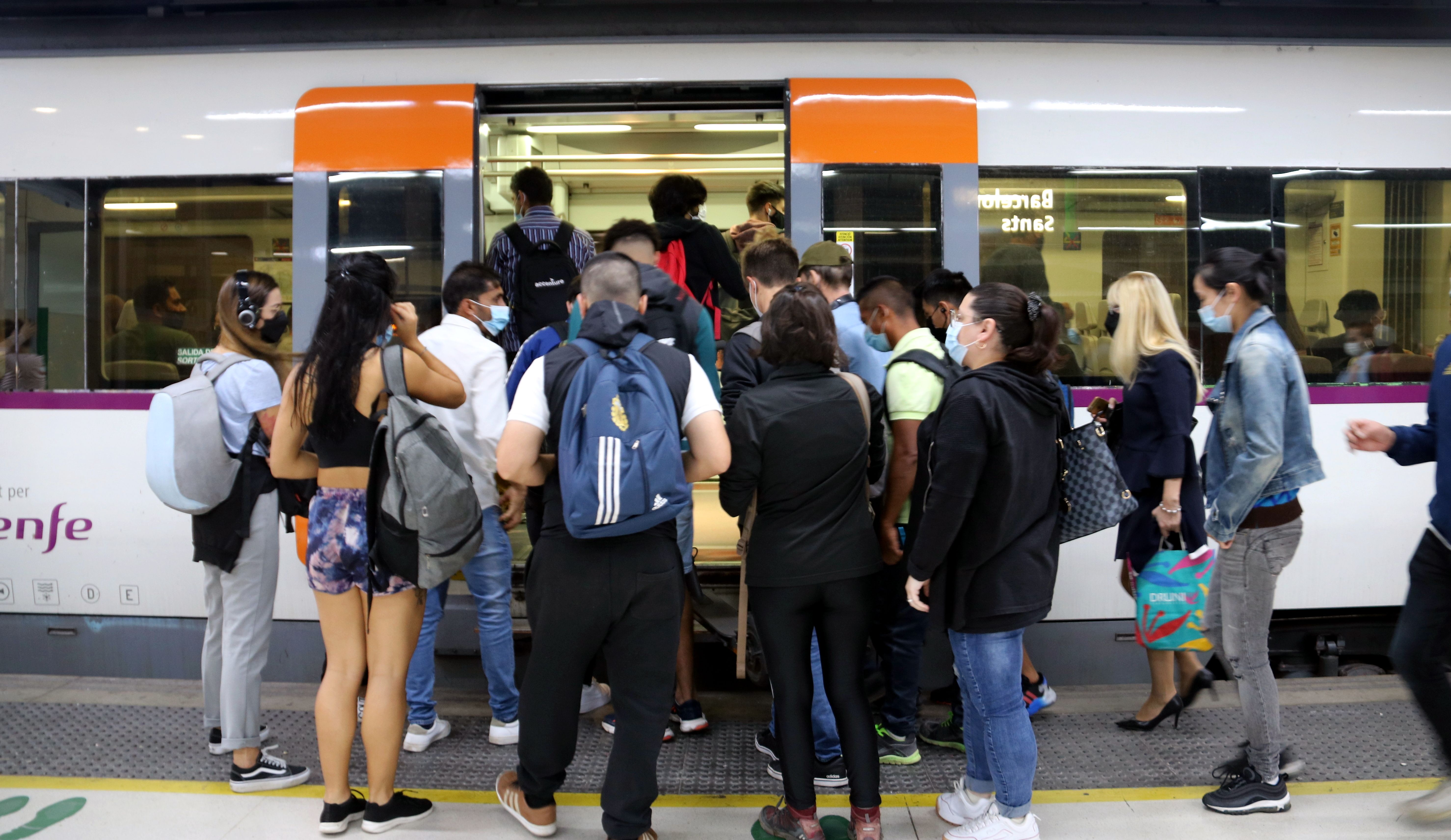 Un grup de persones intenta entrar a un comboi de rodalies | ACN