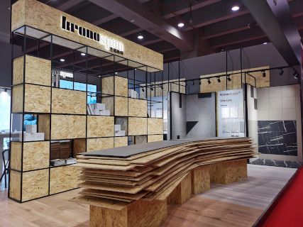 Un escaparate de material de la empresa Kronospan a la feria Interzum Guangzhou 2021 | Cedida