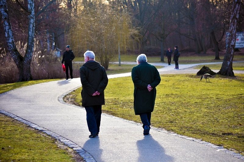 Dos personas jubiladas pasean por un parque, en una imagen de archivo | Europa Press