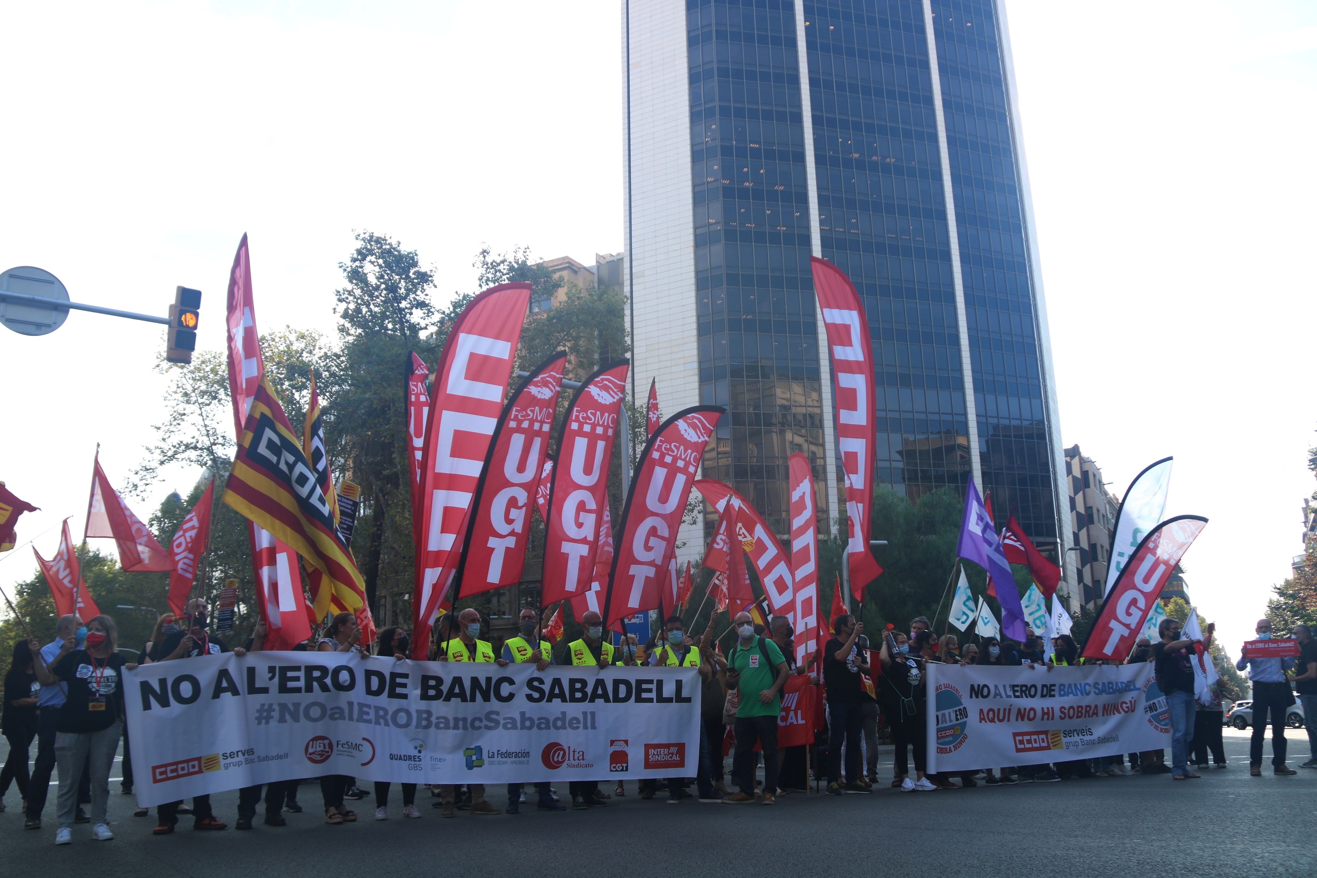 Imatge dels sindicats en protesta contra la reorganització de plantilla al Sabadell | ACN