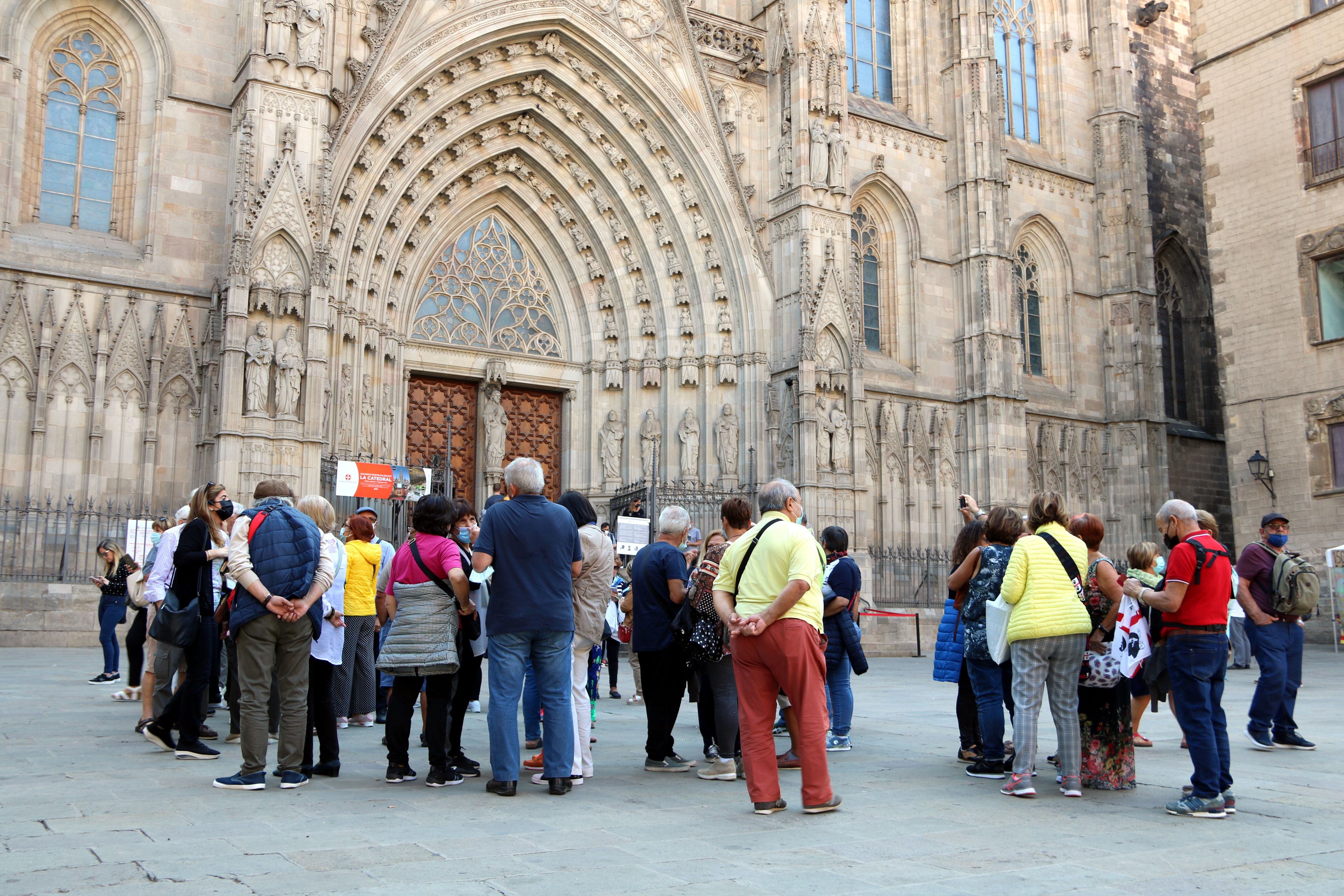 Un grup de turistes davant la Catedral de Barcelona | ACN