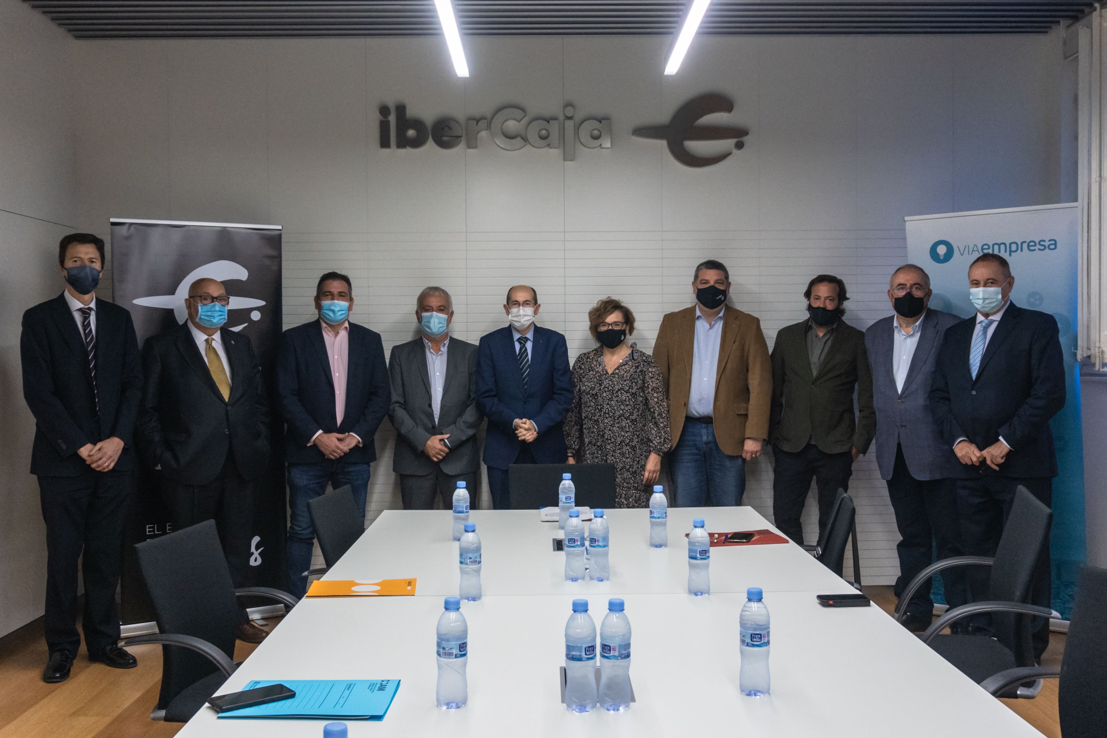 Foto de familia de los participantes en el debate sobre 'retail' organizado por 'VIA Empresa' e Ibercaja | Carolina Santos