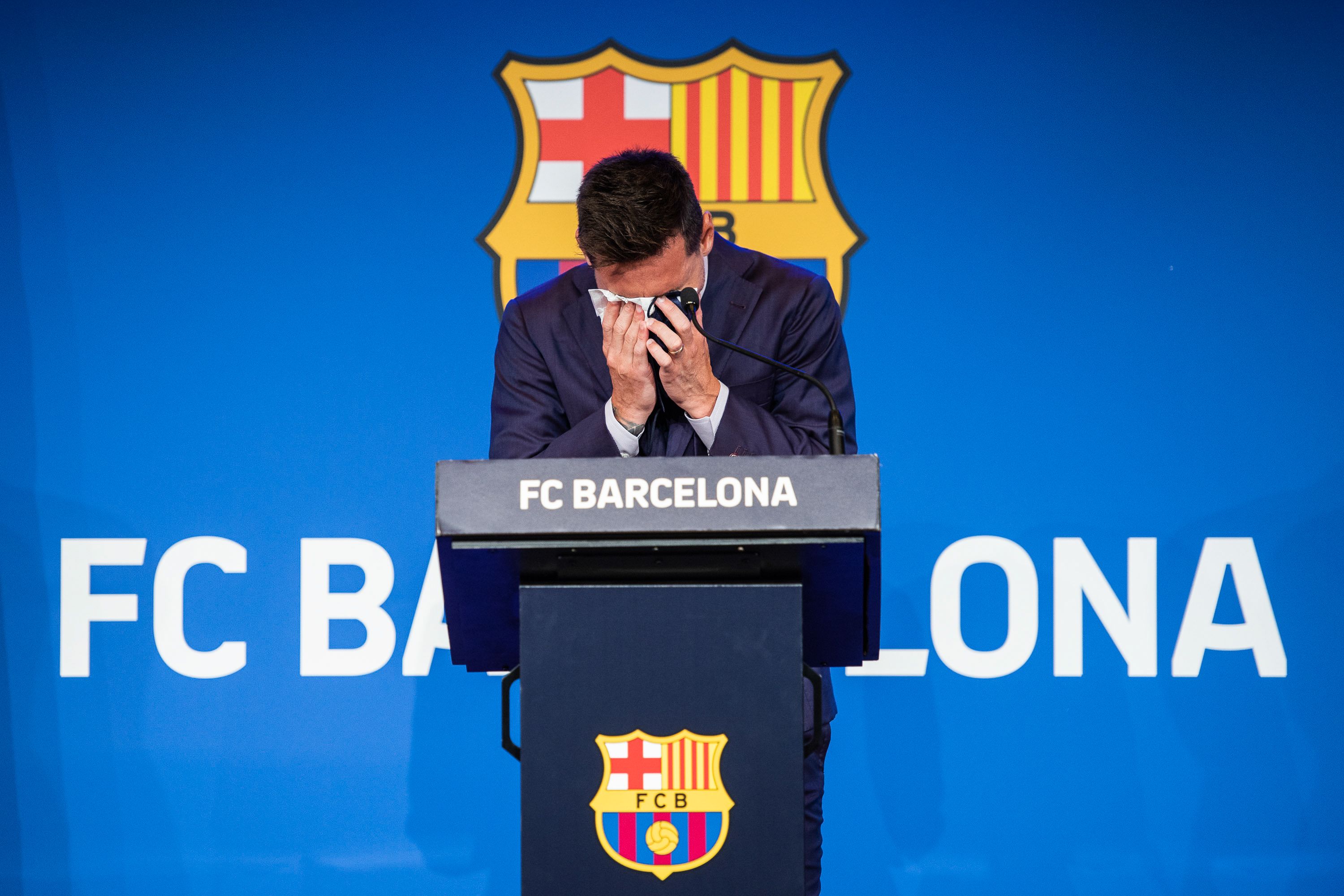 Leo Messi emocionado durante la conferencia de prensa de despedida del Barça. | EP