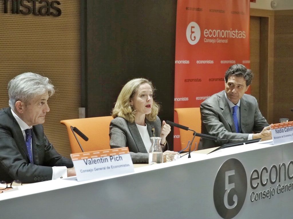 El president del CGE, Valentín Pich, amb la ministra d'economia Nadia Calviño, en una imatge d'arxiu | EP