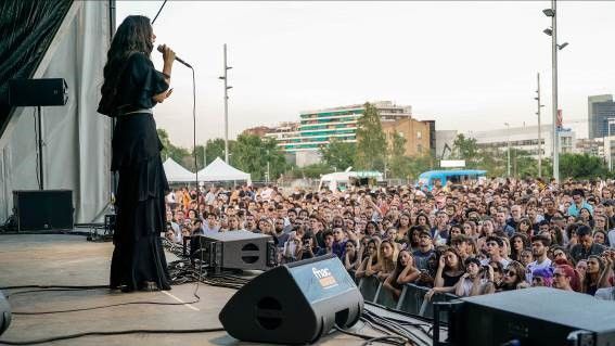 Rosalía, al concert Fnac Live organitzat per la Fnac per celebrar el Dia de la Música a Barcelona (2017)