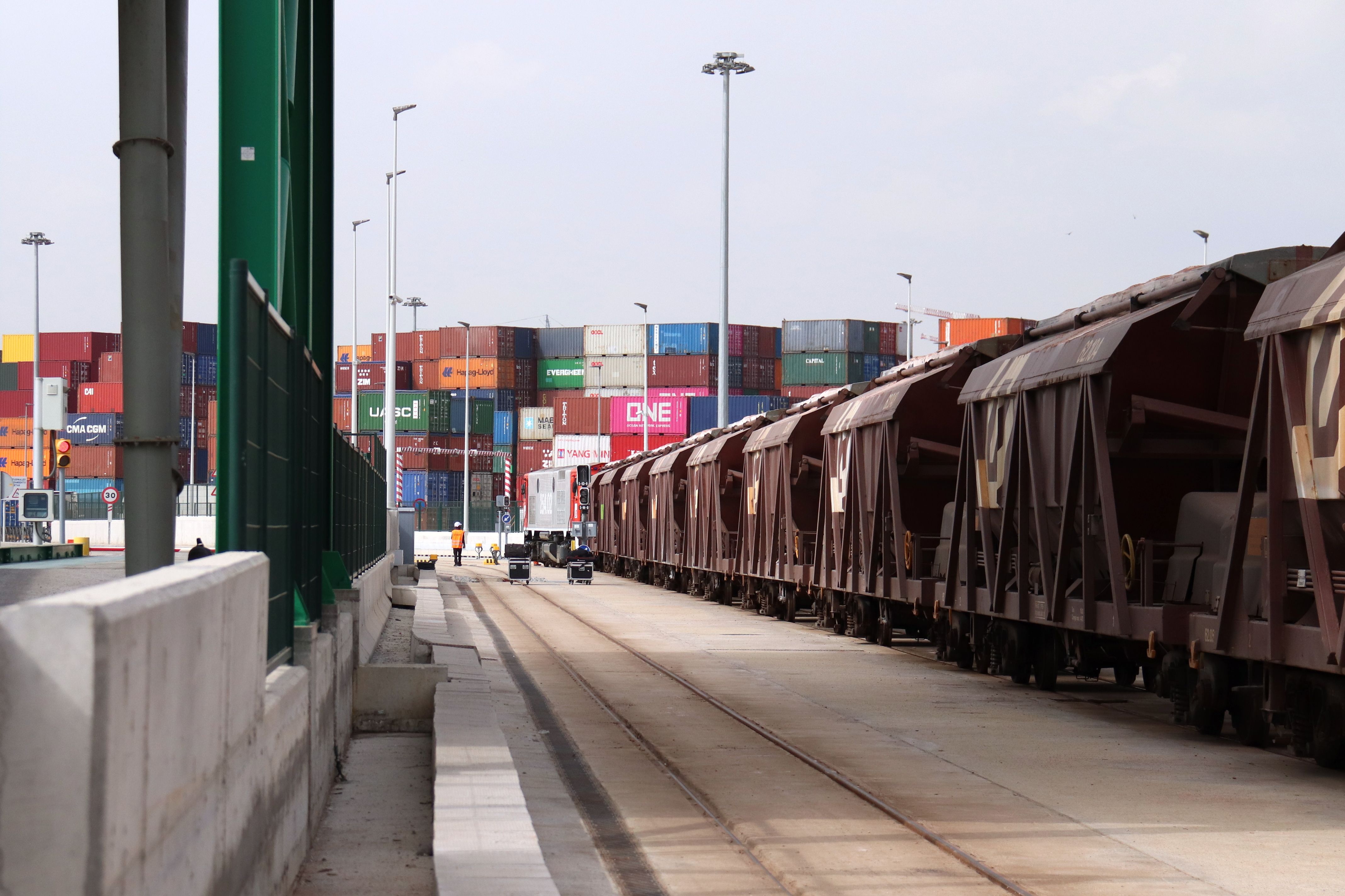 Transport ferroviari de contenidors de mercaderies des del Port de Barcelona | ACN