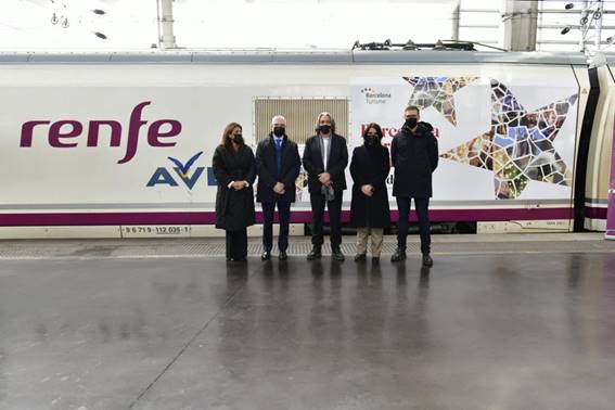 El presidente de Renfe, Isaías Táboa, con el regidor de Turismo de Barcelona, Xavier Marcé, y la directora de Turismo de Barcelona, Marian Muro, a la presentación de la nueva campaña | Cedida