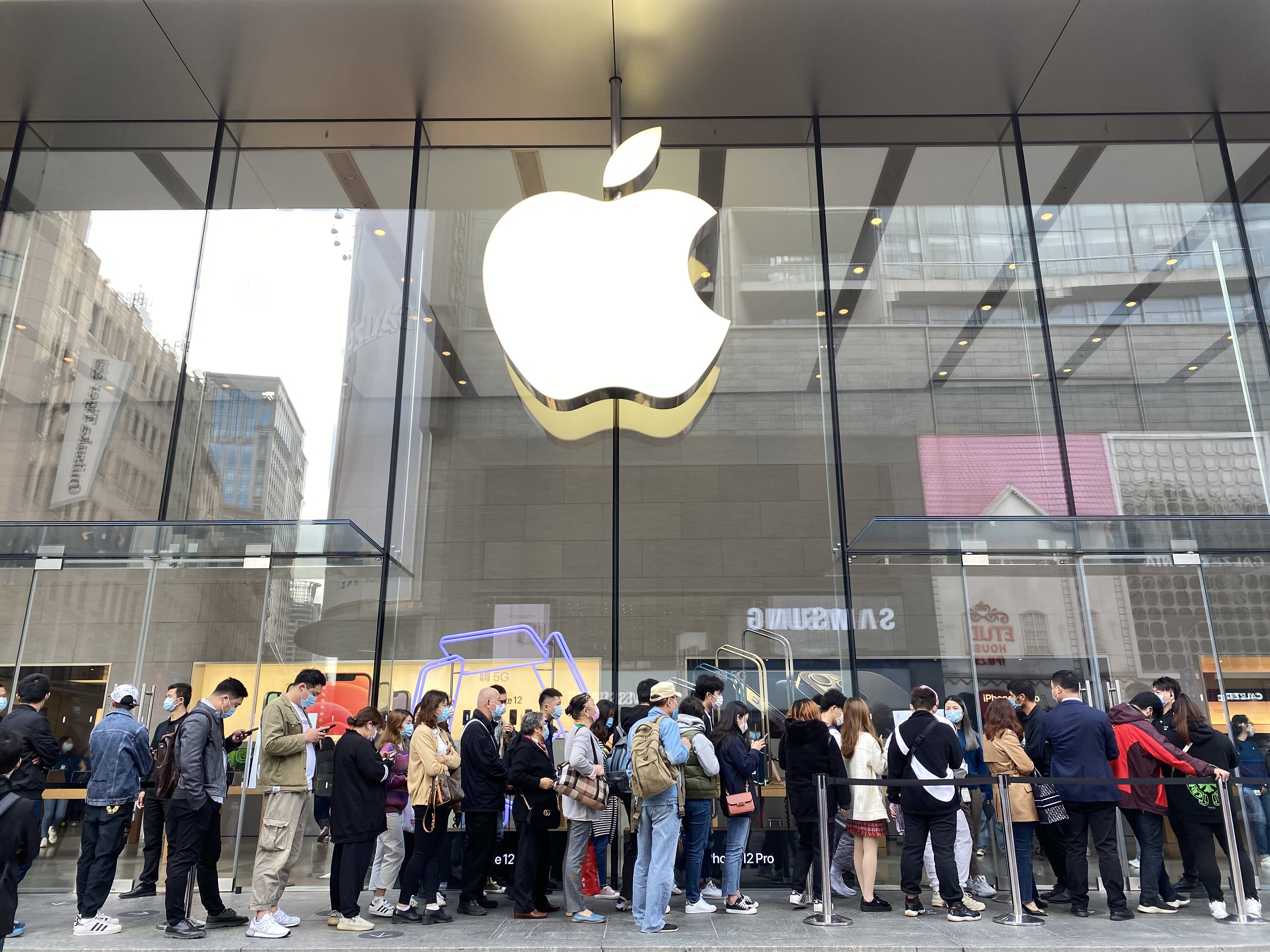 Clientes ante una tienda de Apple | iStock