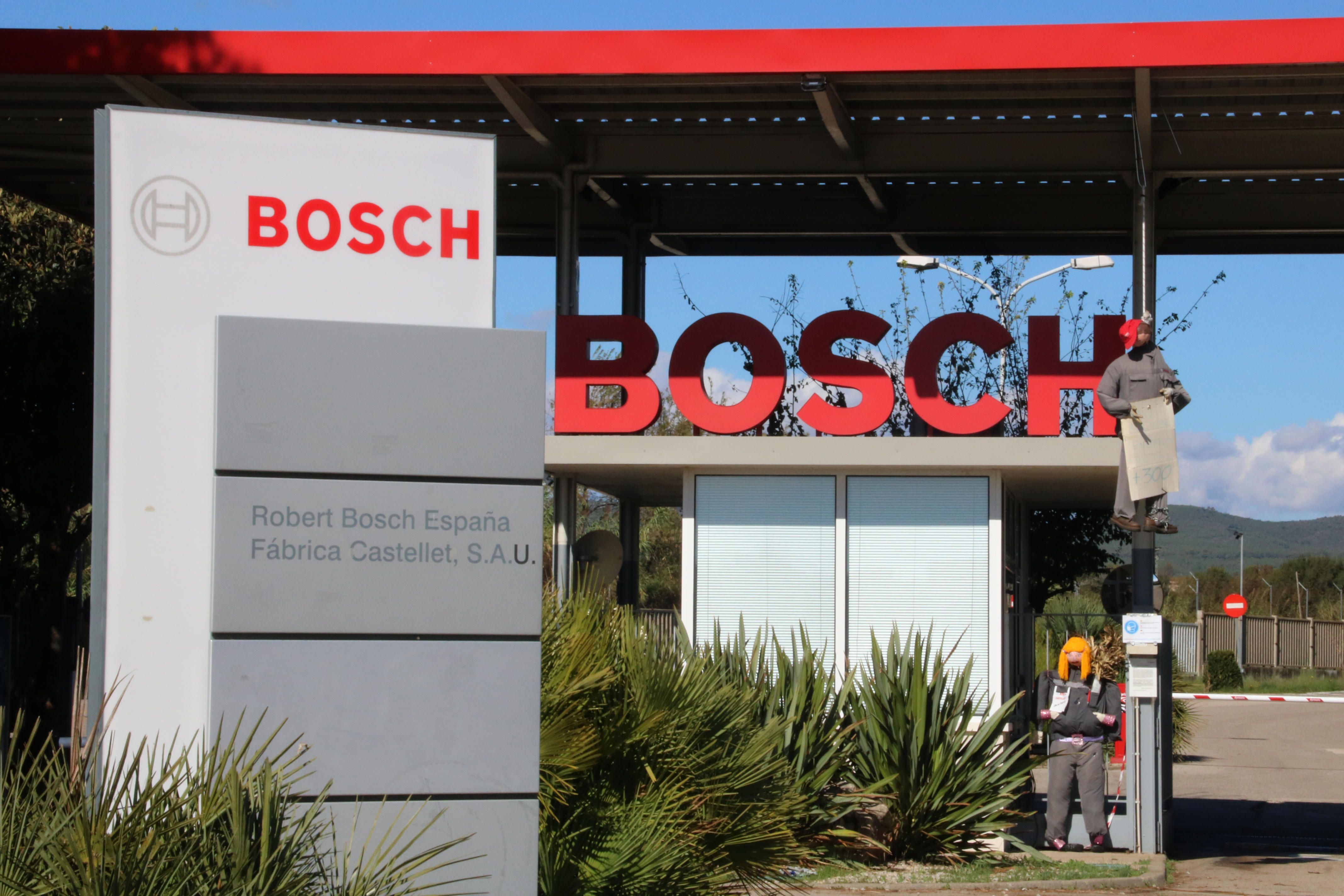 La fábrica de Bosch a Castellet, con un muñeco colgado en protesta por el cierre de las instalaciones | ACN