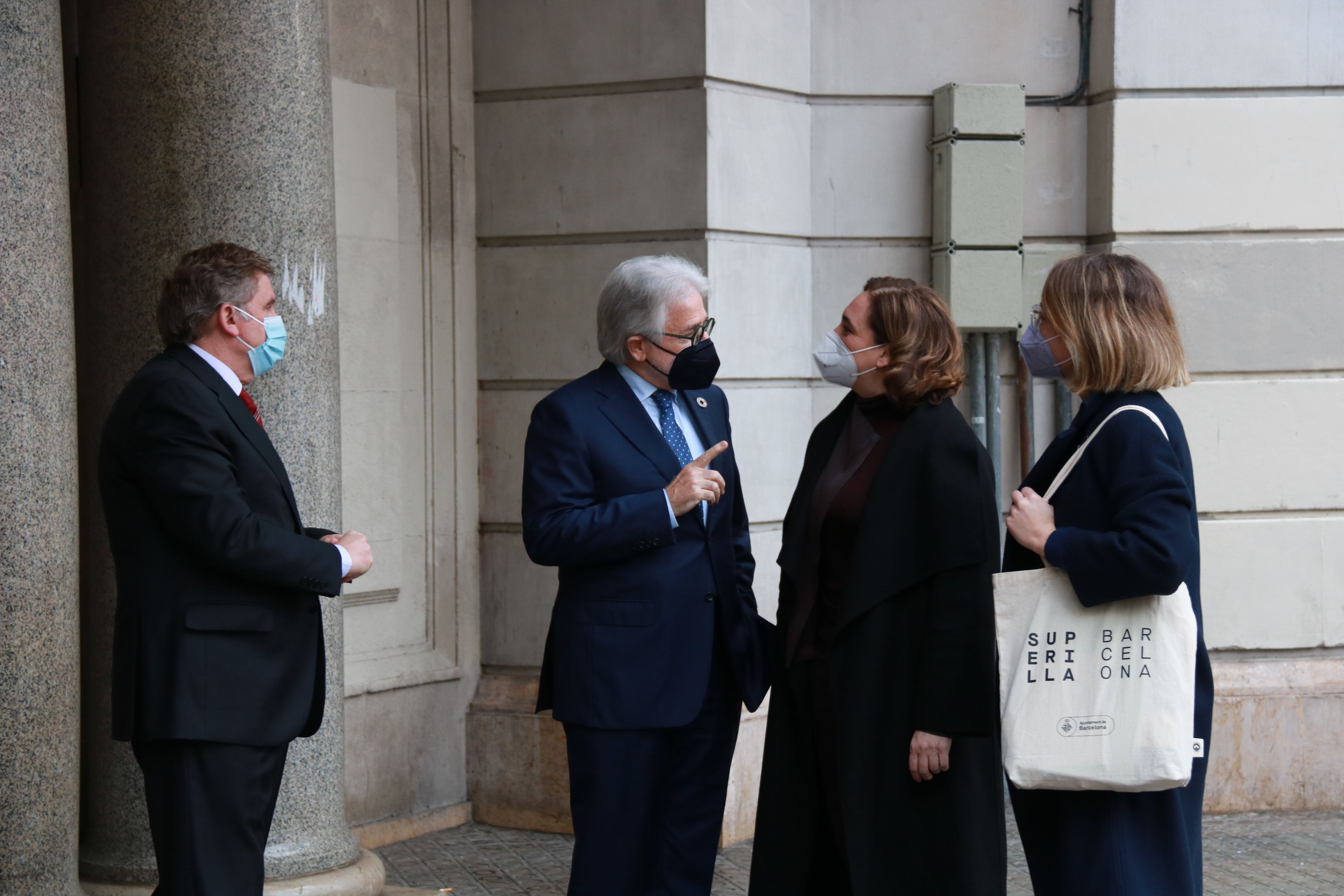 El presidente de , Foment del TreballJosep Sánchez-Libro, recibiendo la alcaldesa de Barcelona Ada Colau y la primera teniente de alcaldía Janet Sanz a la sede de la patronal | AC