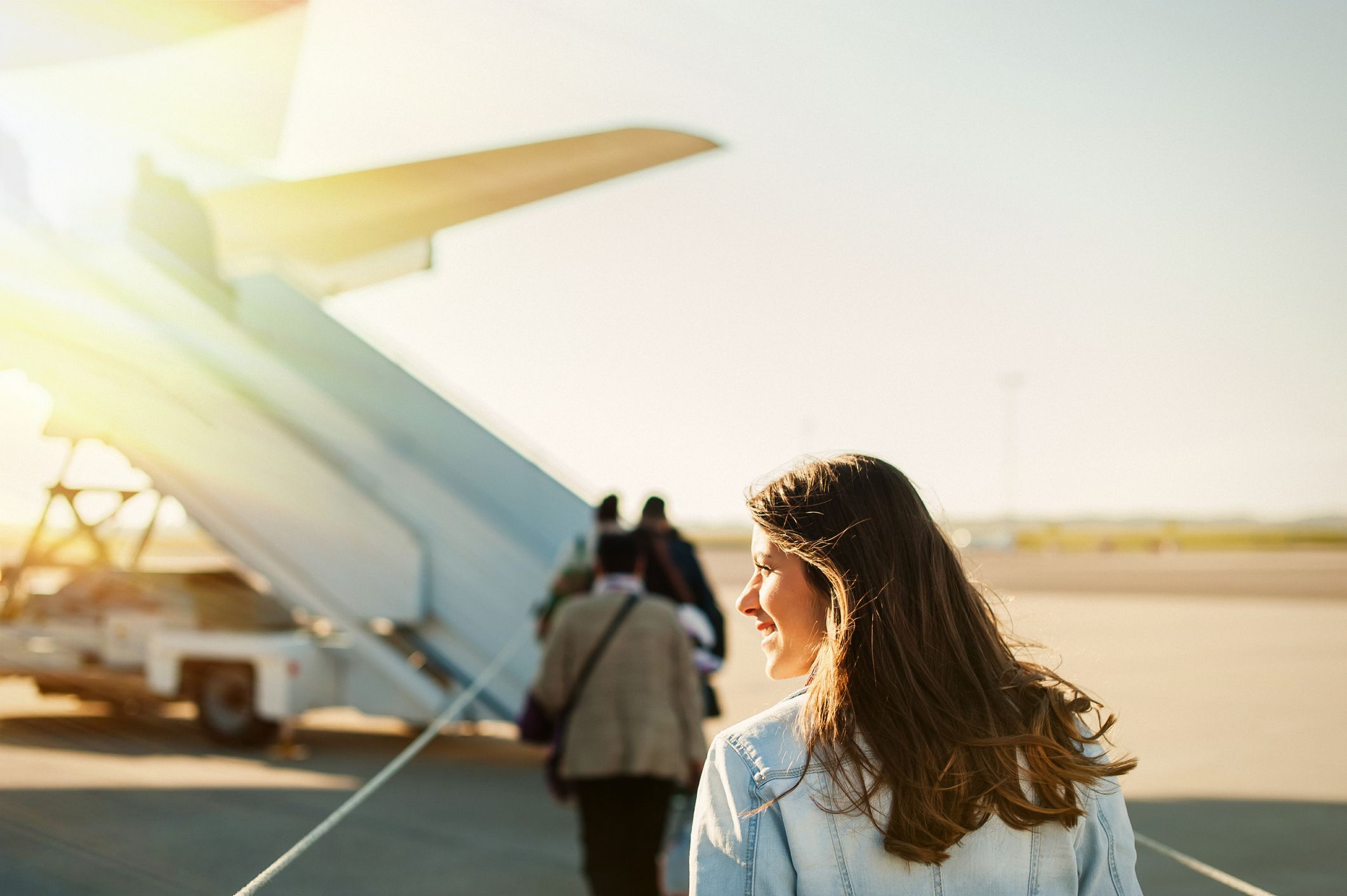 Dona a punt de pujar a un avió | iStock