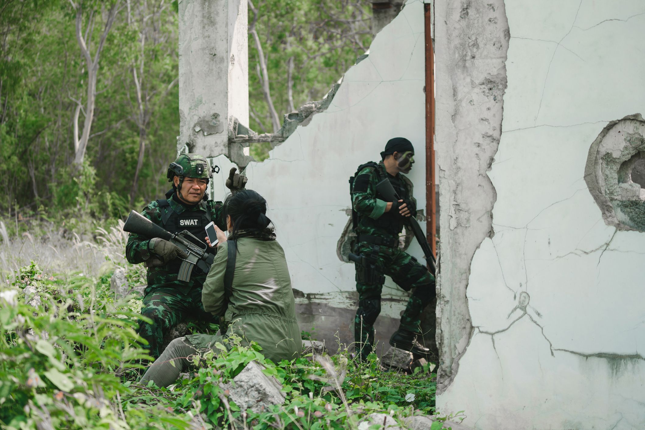 Reportera de guerra entrevista un soldat armat | iStock