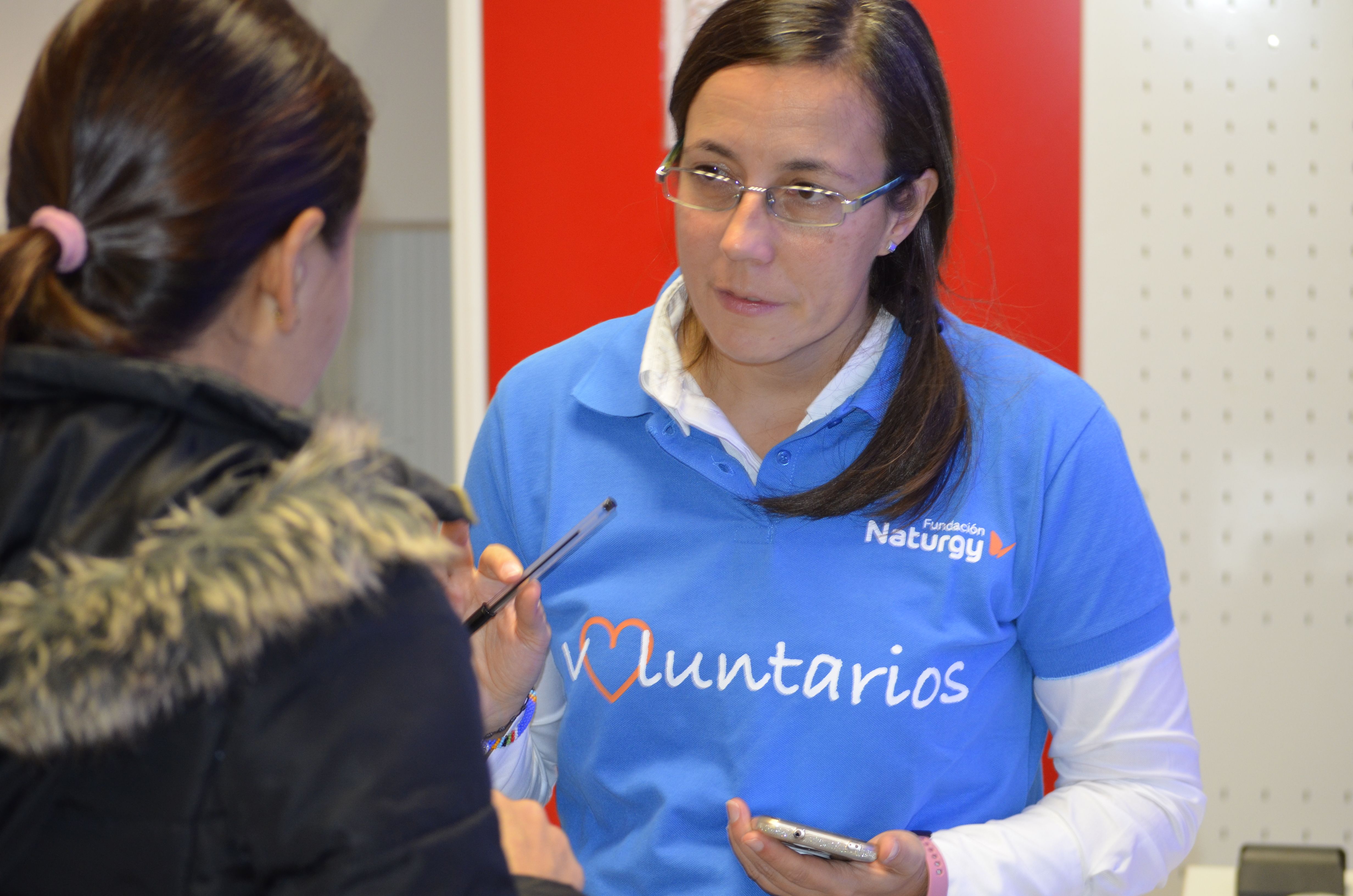 Una de les voluntàries de la Fundació Naturgy en la seva tasca d'assessoria energètica | Cedida