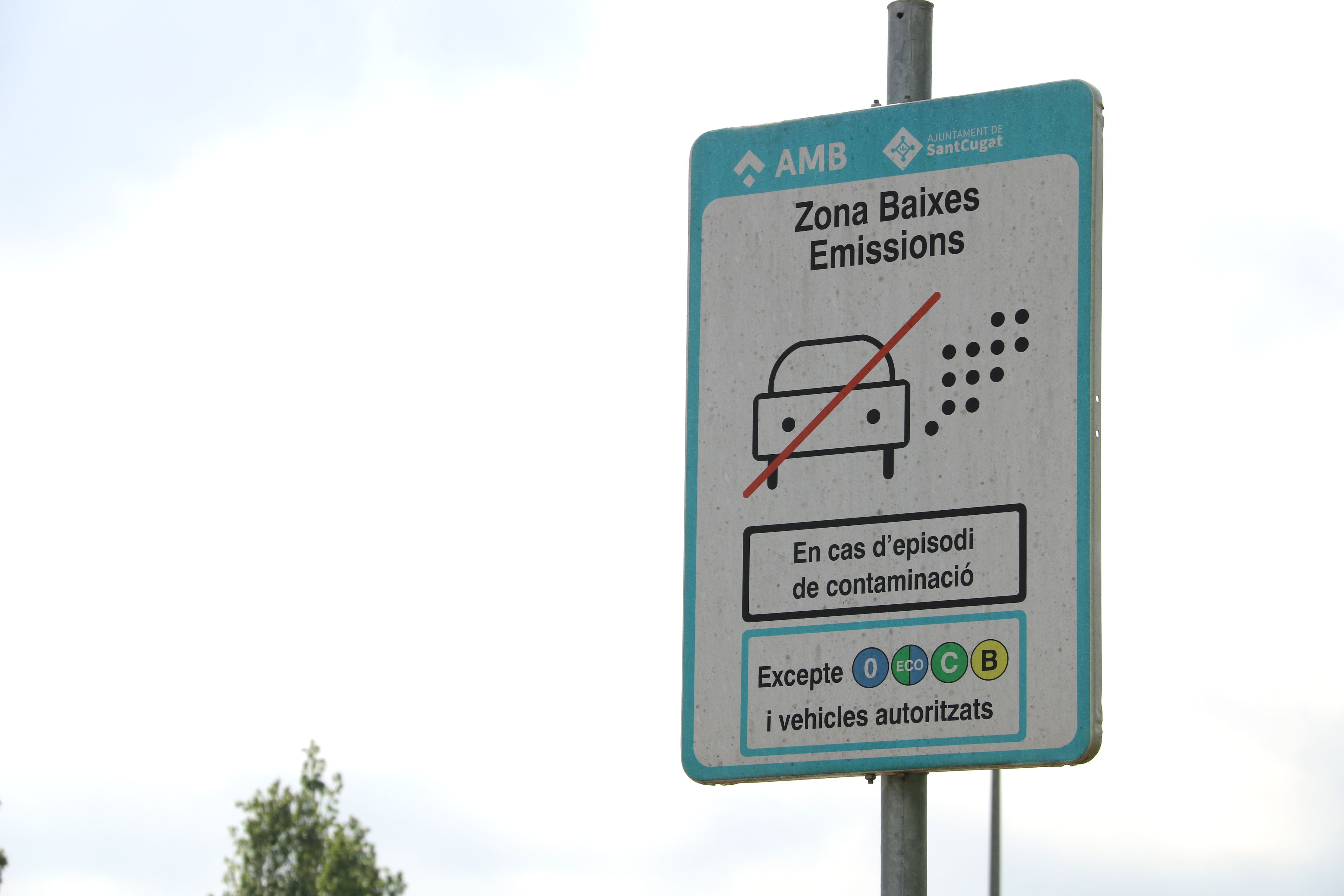 Pla del cartell de la zona de baixes emissions a Sant Cugat del Vallès | ACN