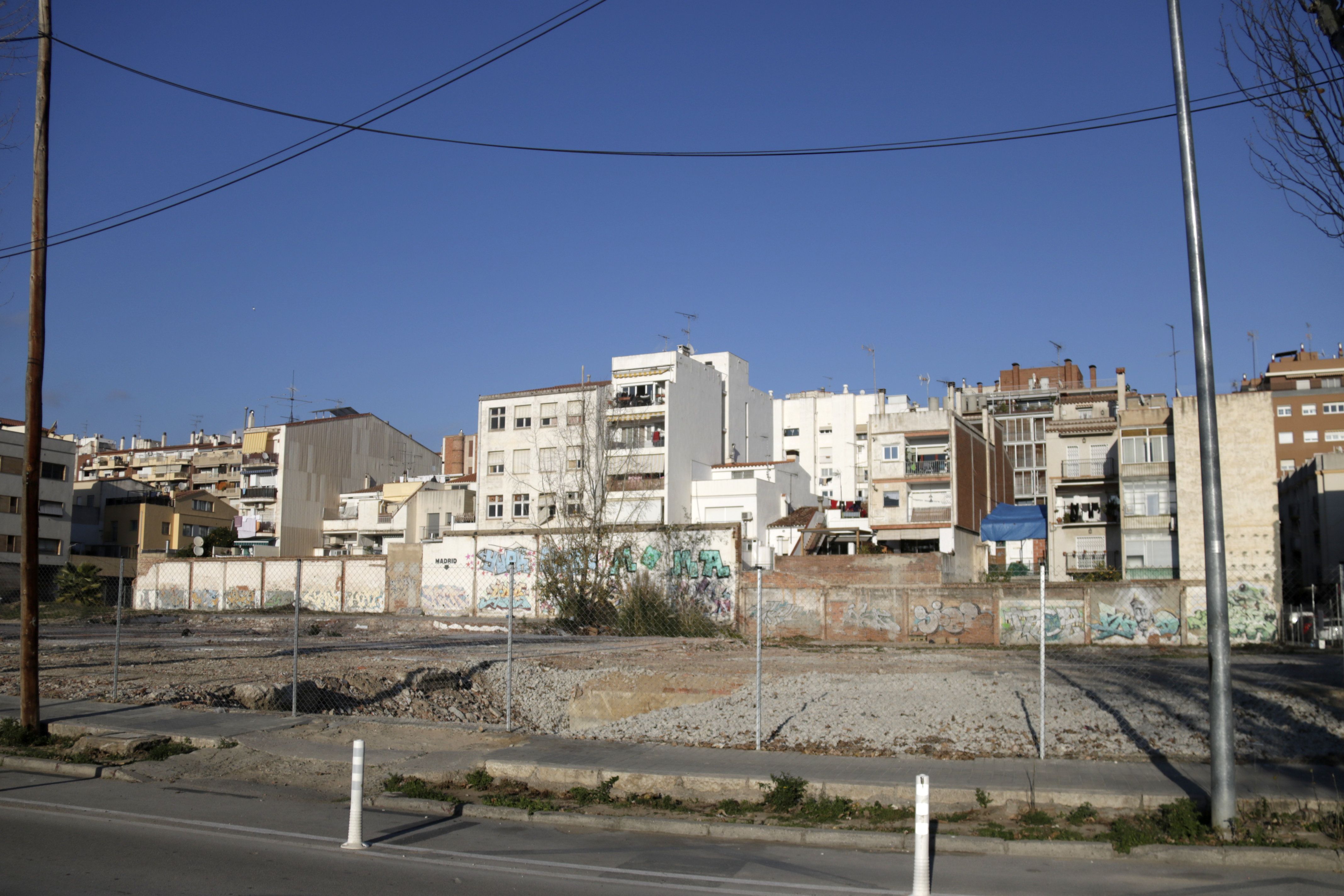 Uno de los solares de la ronda Barceló de Mataró donde el Govern construirá pisos de alquiler asequible. | ACN