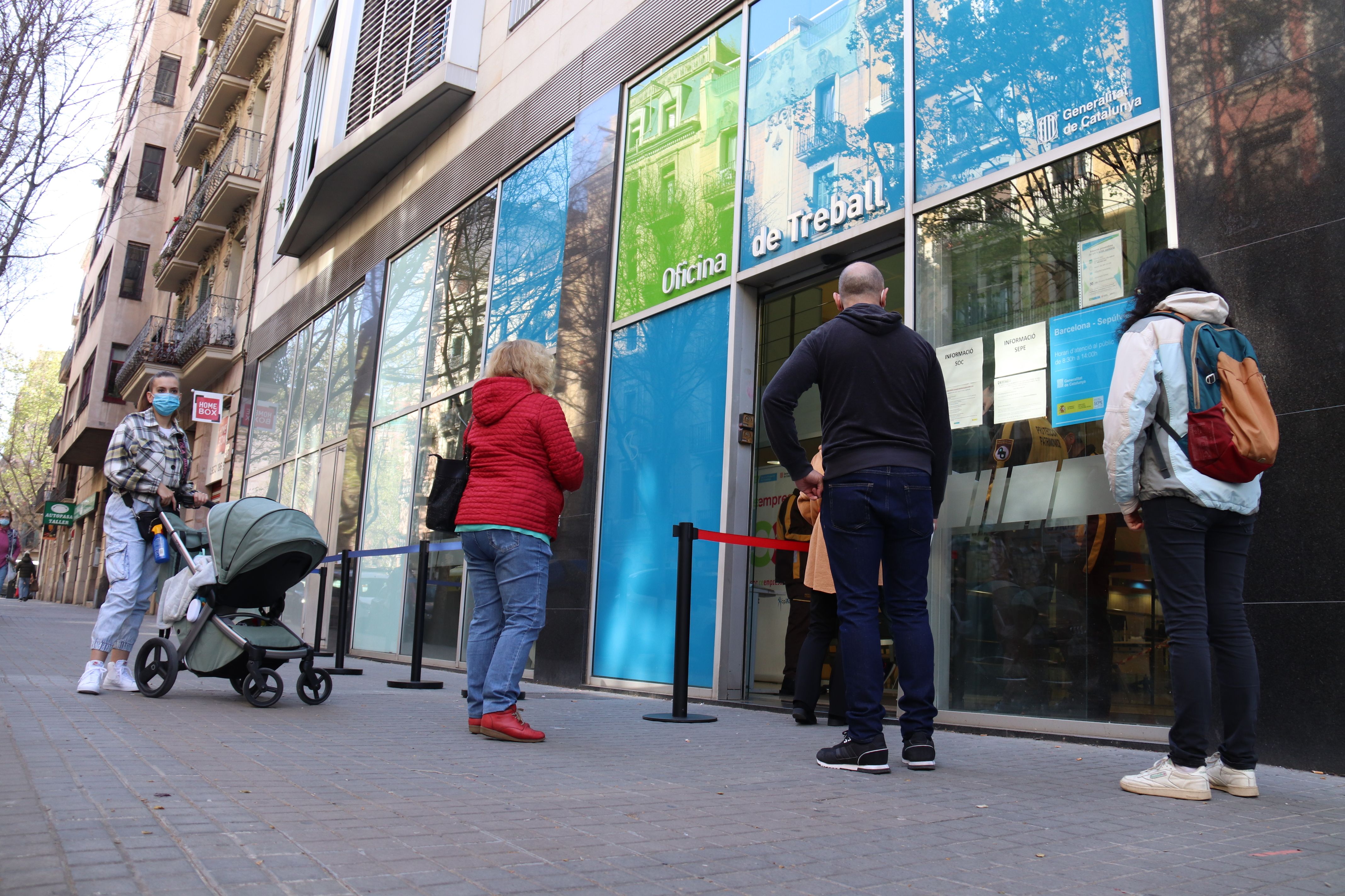 Oficina de Trabajo en la calle Sepúlveda de Barcelona. | ACN