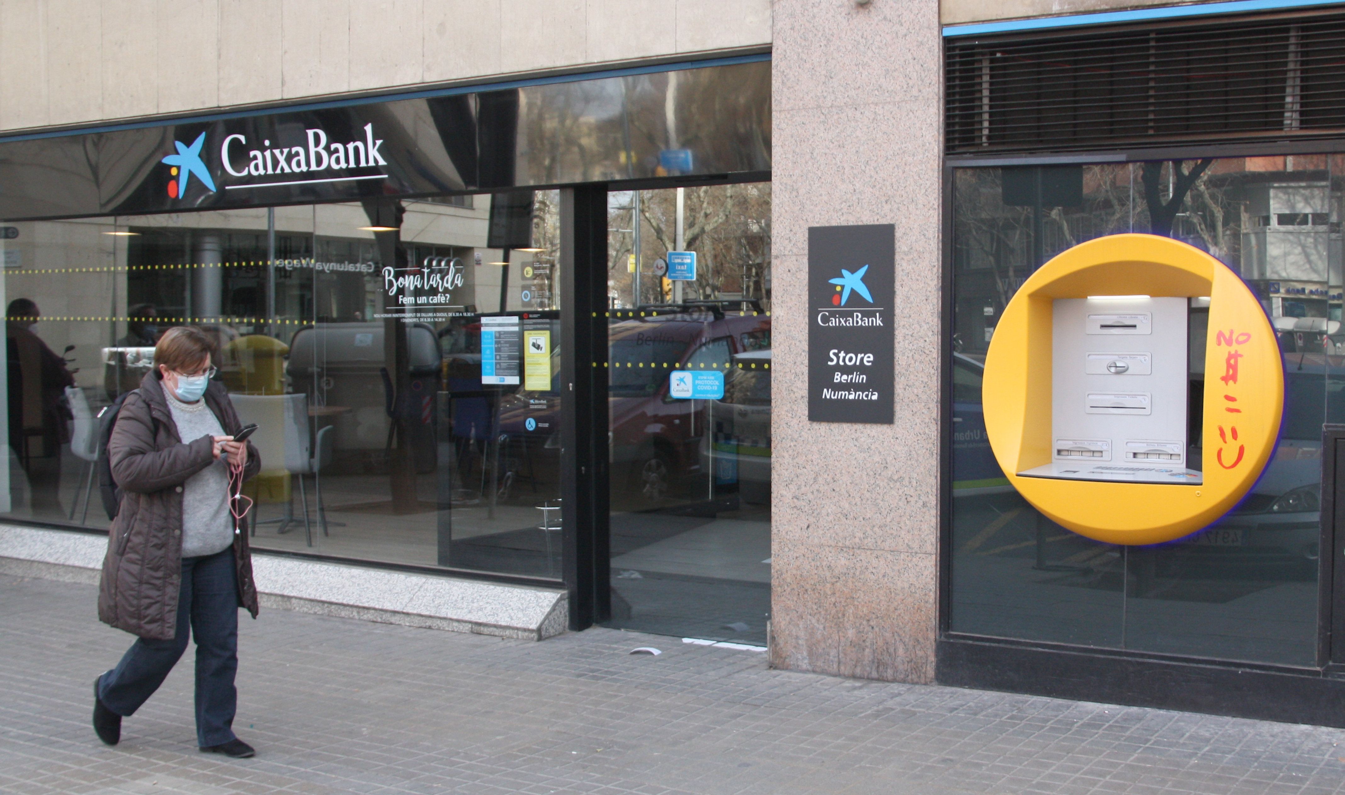 Un cajero automático de CaixaBank en Barcelona | ACN