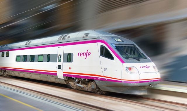 Un tren de Renfe arribant a una estació | EP