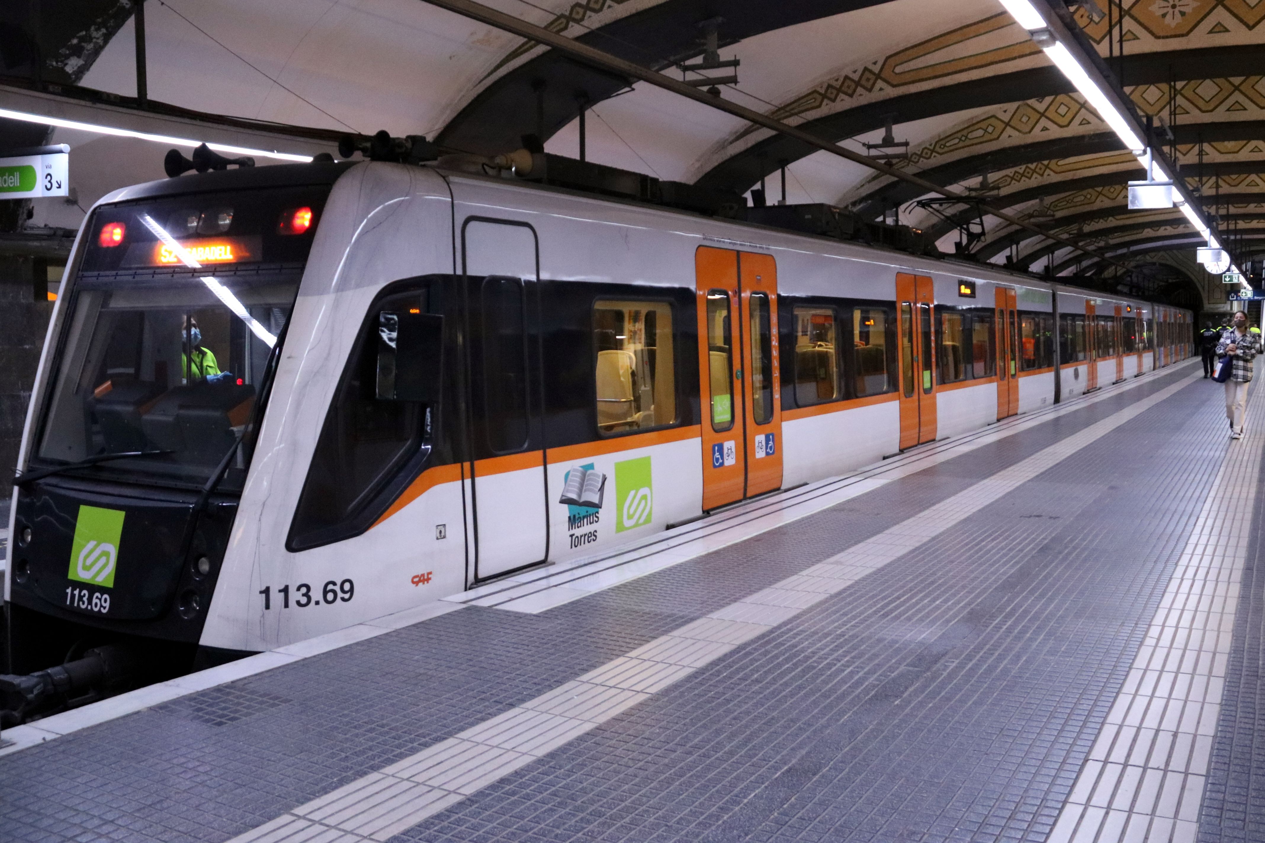 Un tren aturat a l'estació de Plaça Catalunya dels Ferrocarrils de la Generalitat | ACN