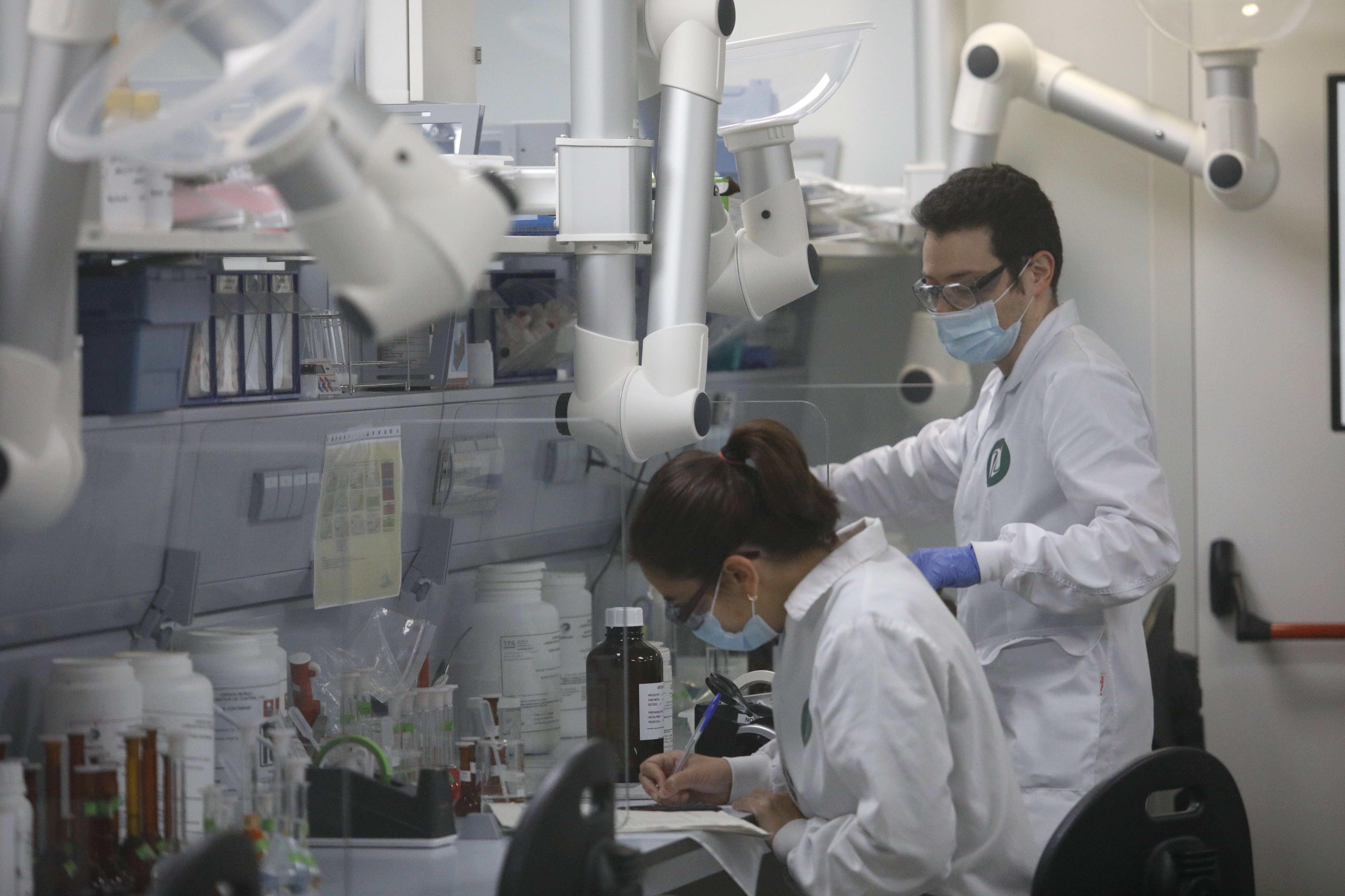 Treballadors al laboratori de la fàbrica de Reig Jofre a Barcelona | EP