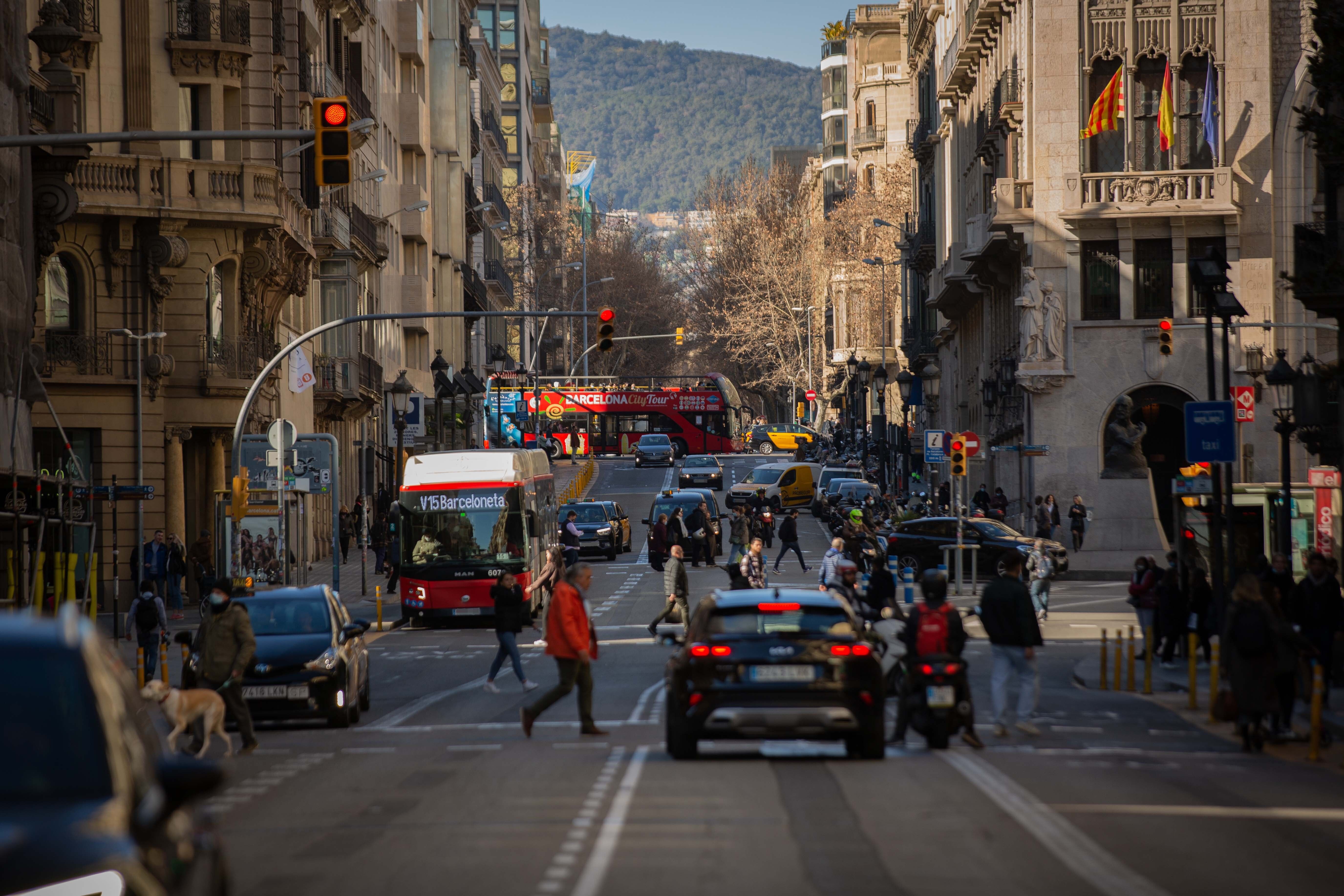 EuropaPress 4259300 coches circulan via laietana antes ser peatonal 17 febrero 2022 barcelona