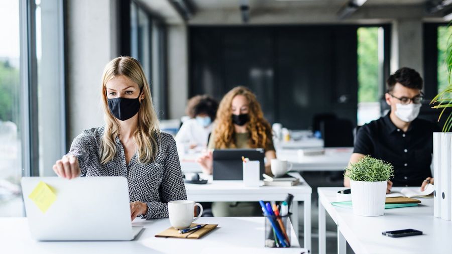 Catalunya, la única comunidad donde se reduce la presencia de mujeres directivas en las empresas. | iStock