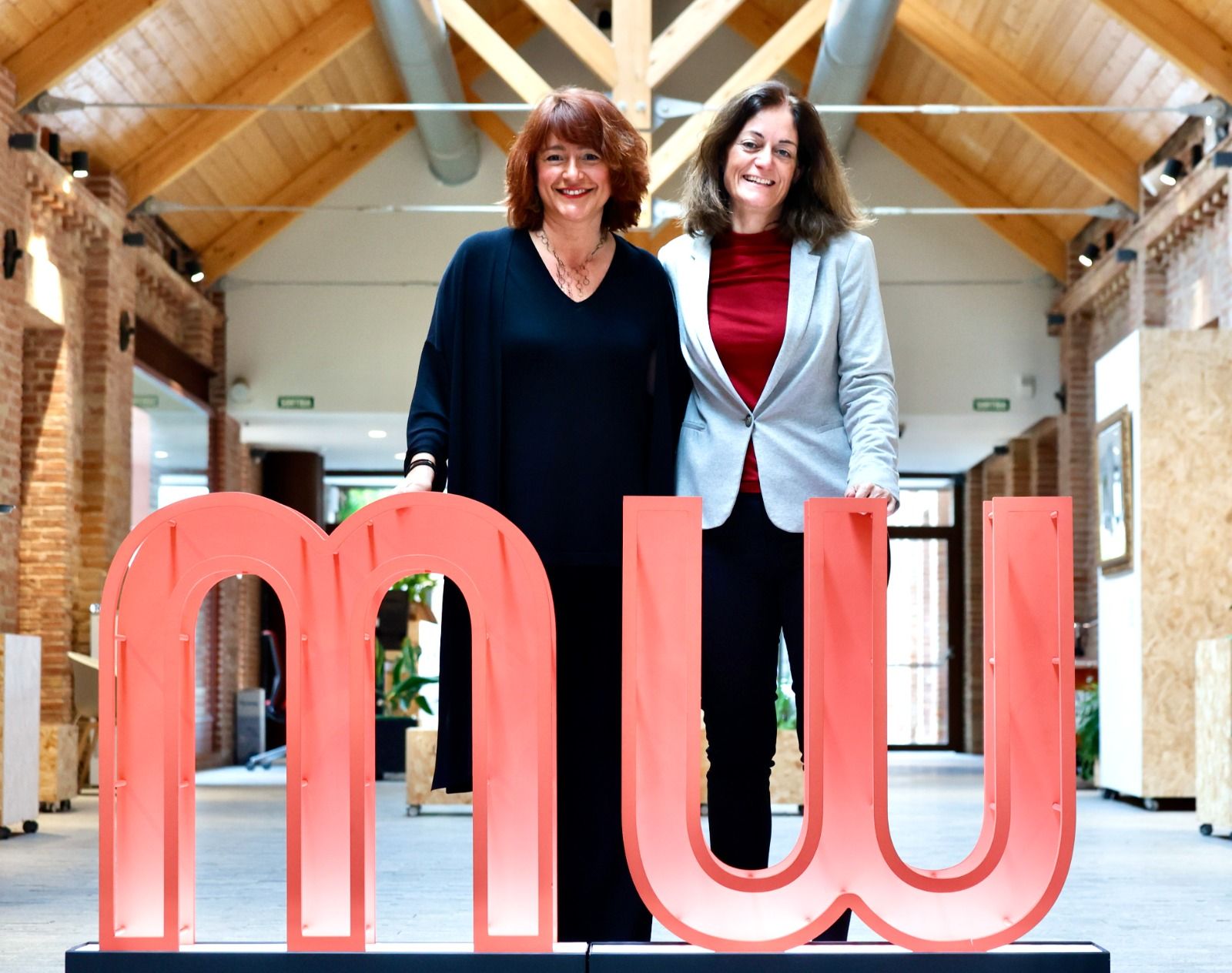 La tercera tinenta d'Alcaldia de Barcelona, Laia Bonet, amb la responsable de Mobile Week, Cristina Colom, a la presentació de l'esdeveniment | Cedida