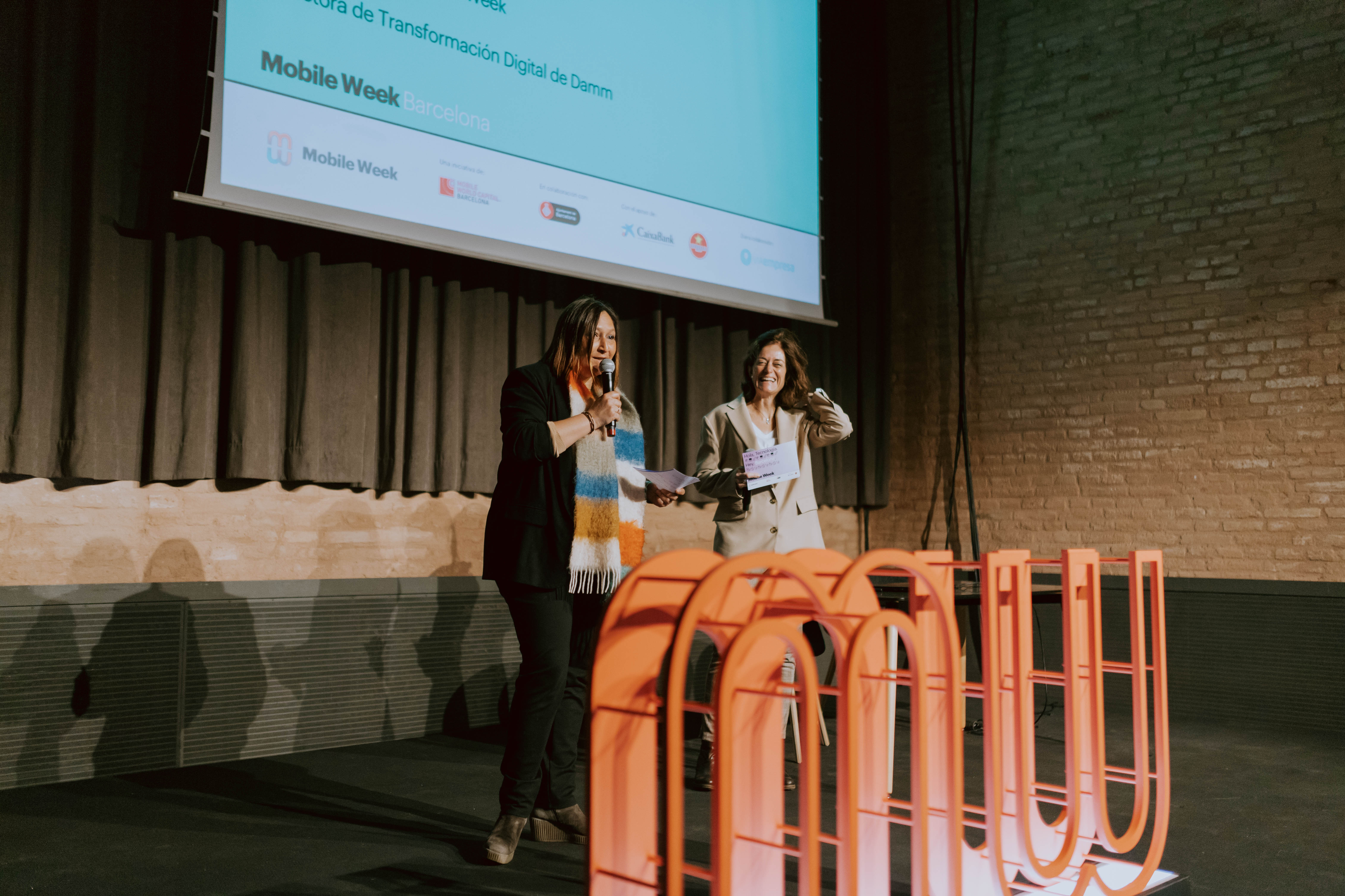 La directora de transformación digital de Damm Laura Gil y la responsable de la Mobile Week Barcelona Cristina Colom durante la inauguración del Pymes Day | Cedida