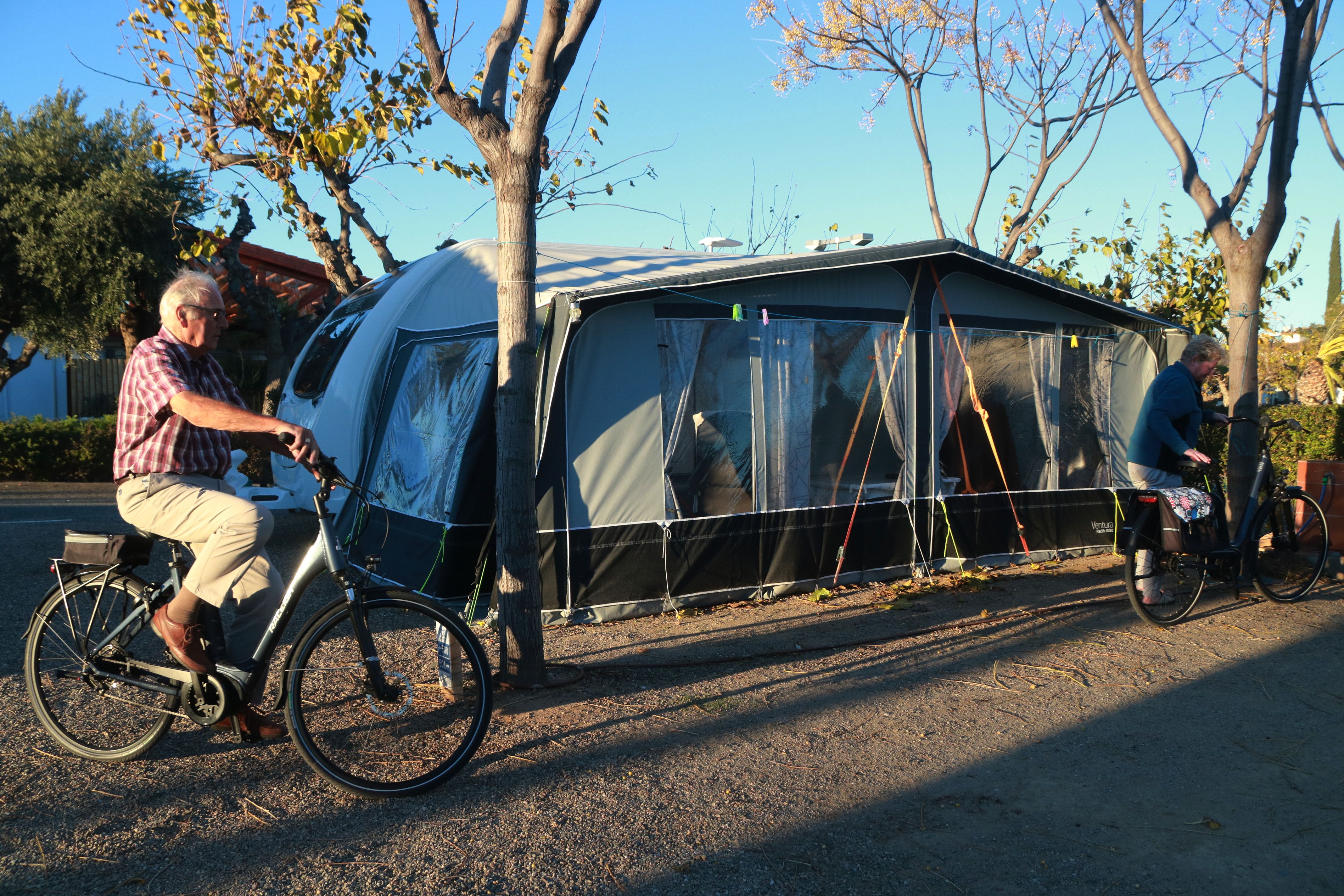 Una pareja turista instalada en el Camping La Llosa de Cambrils | ACN