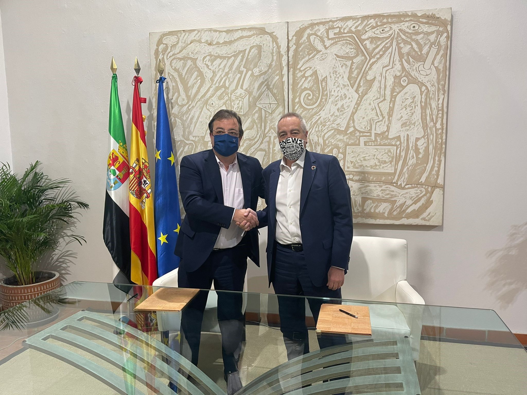 El president de la Junta d'Extremadura Guillermo Fernández Vara i el delegat de l'Estat al CZFB Pere Navarro durant la signatura de la col·laboració per SIL 2022 | Cedida