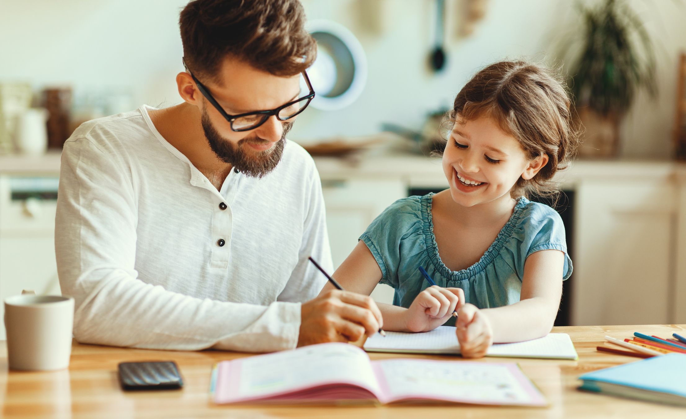 Profesor particular con una alumna | iStock