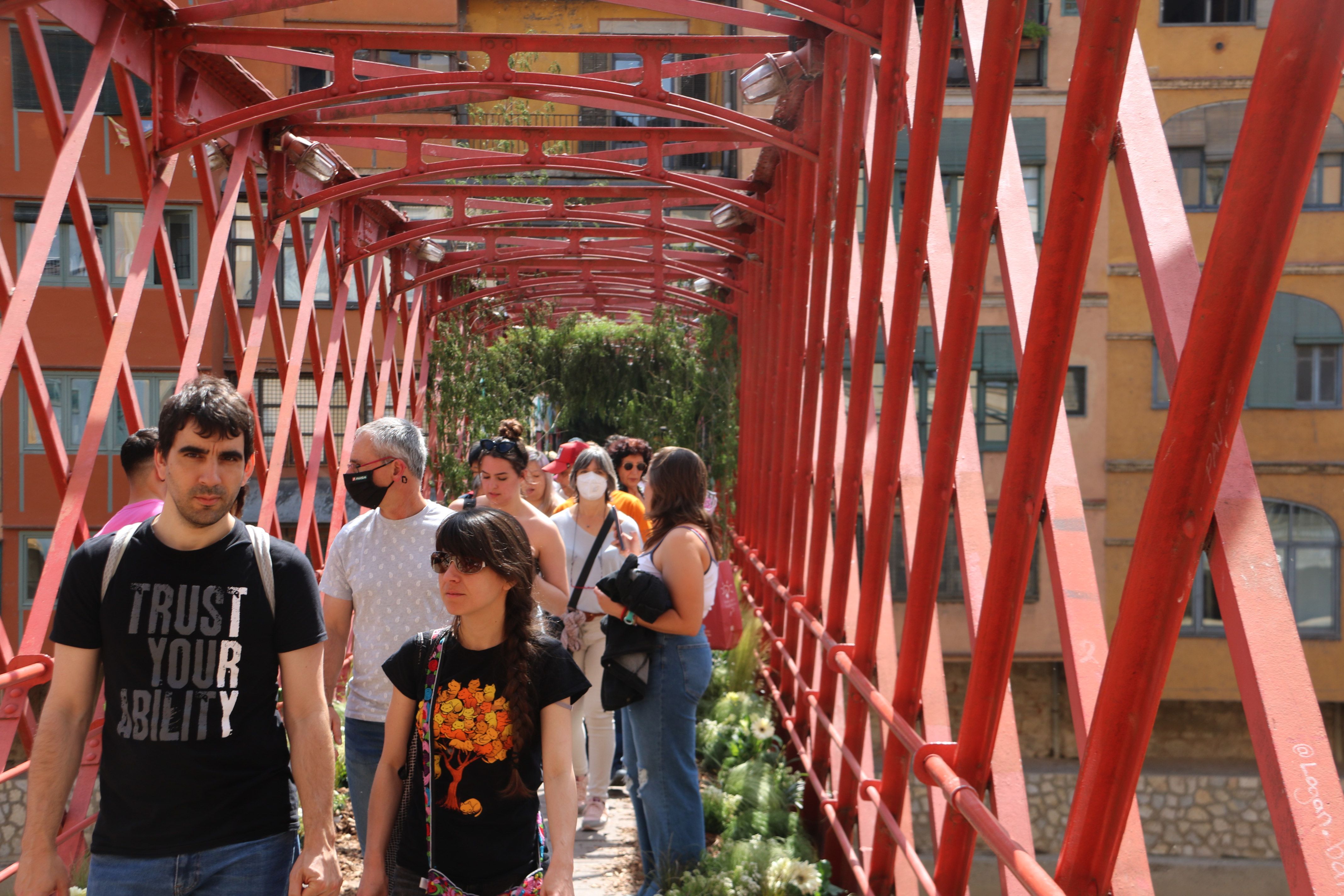 Paseantes por el puente de hierro de Girona durante Temps de Flors | ACN