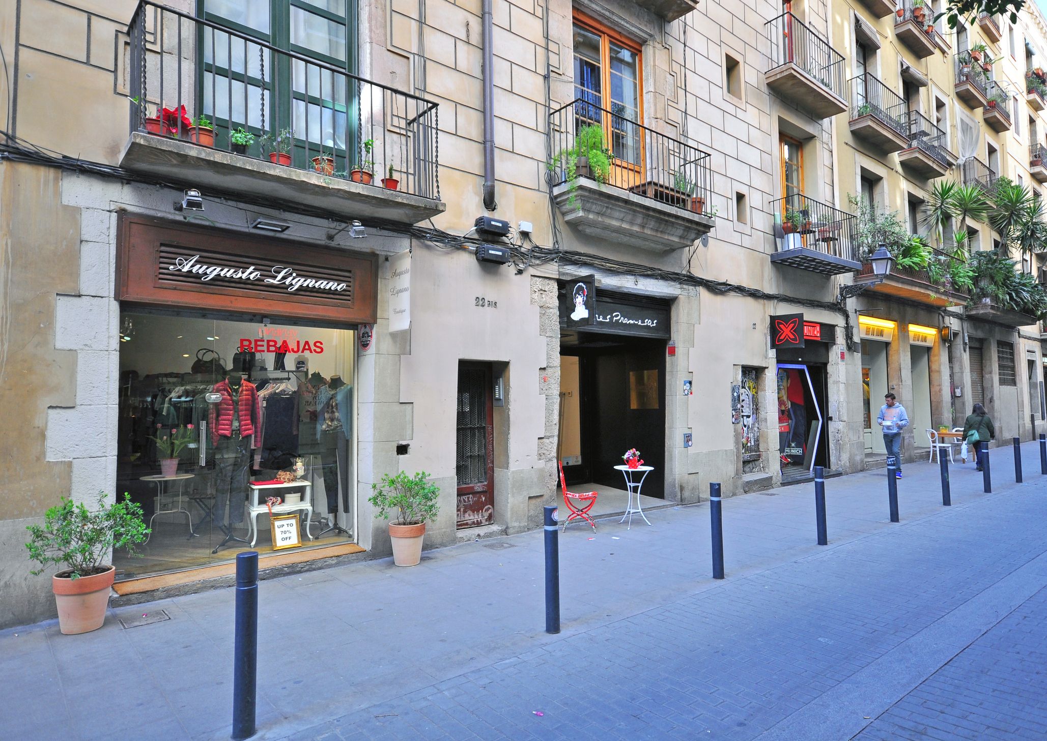 Calle de Barcelona con diferentes comercios | iStock