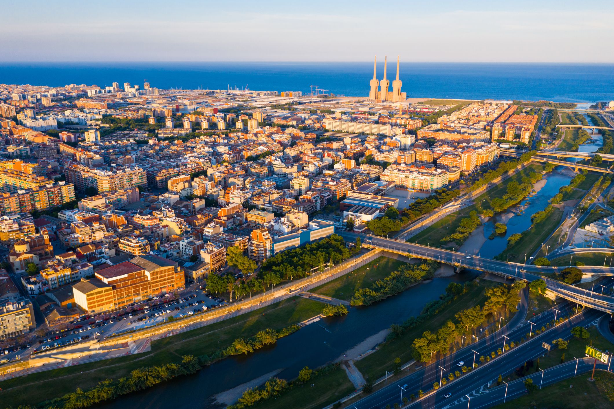 Vista aérea de Badalona y Sant Adrià del Besòs, sobre el río Besòs | iStock