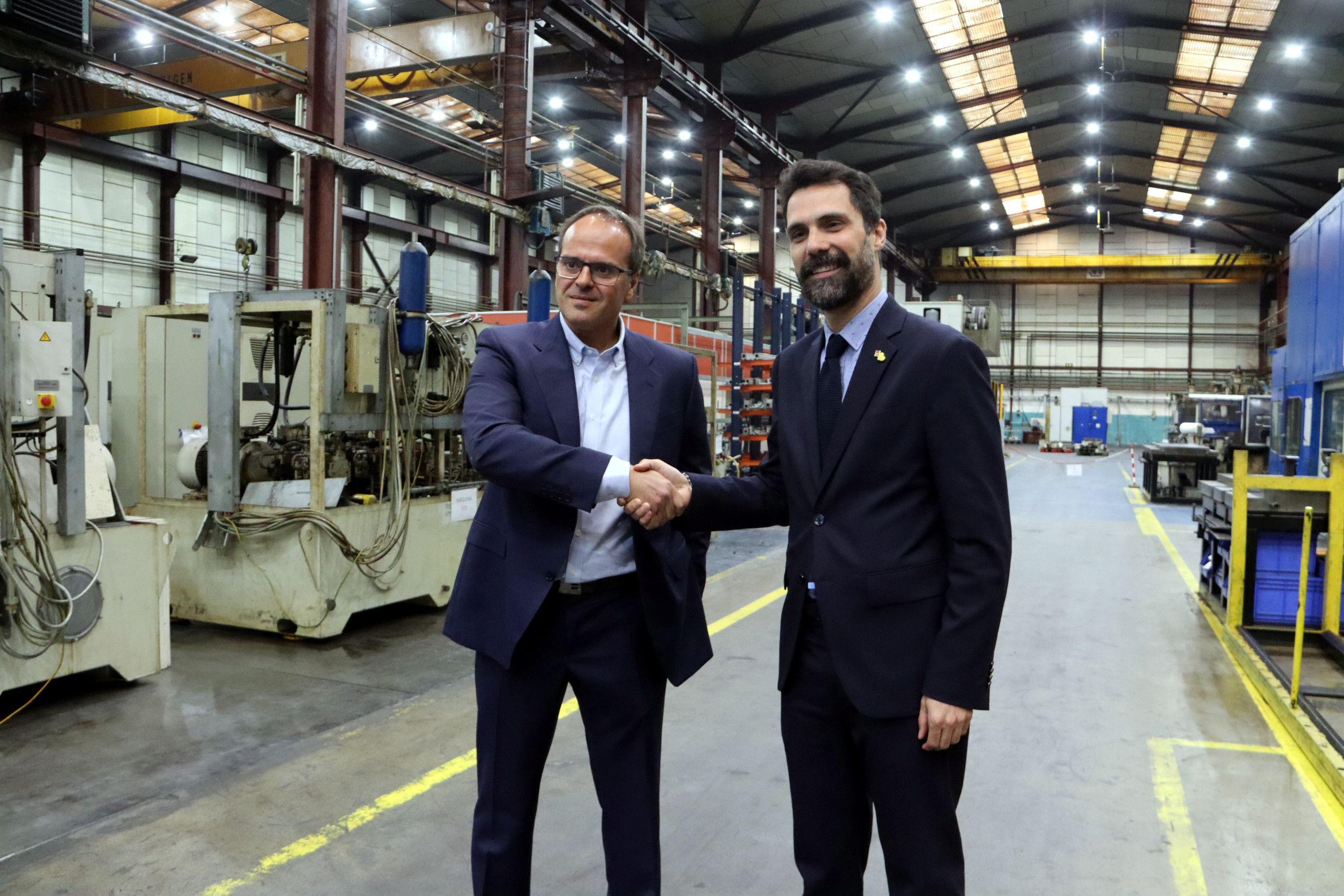 El conseller d'Empresa i Treball, Roger Torrent, amb el director general de Fominsa, Josep Codina, a la planta de Sant Fruitós | ACN