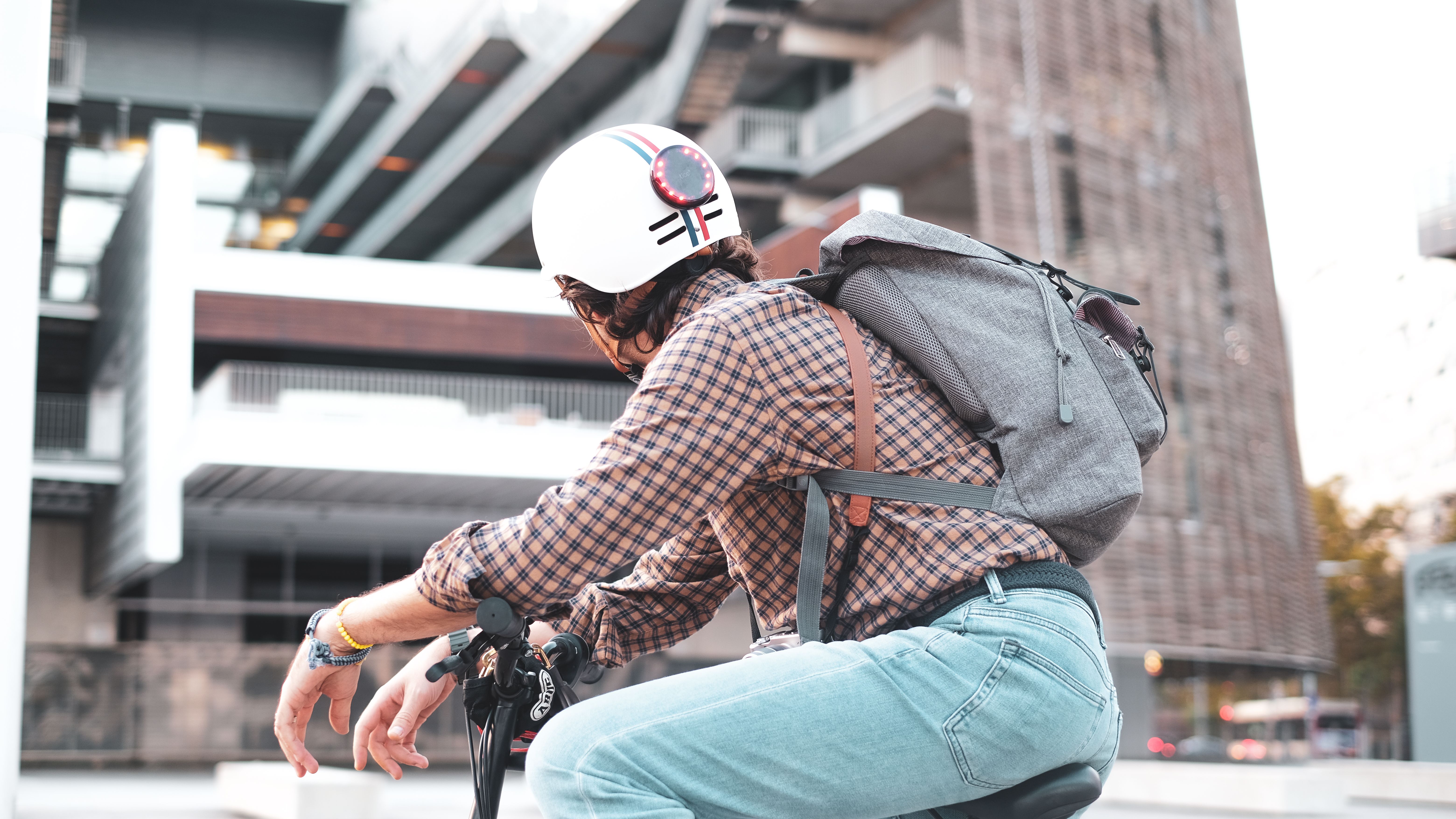 Casco con un dispositivo de Ticc Mobility detrás | Cedida