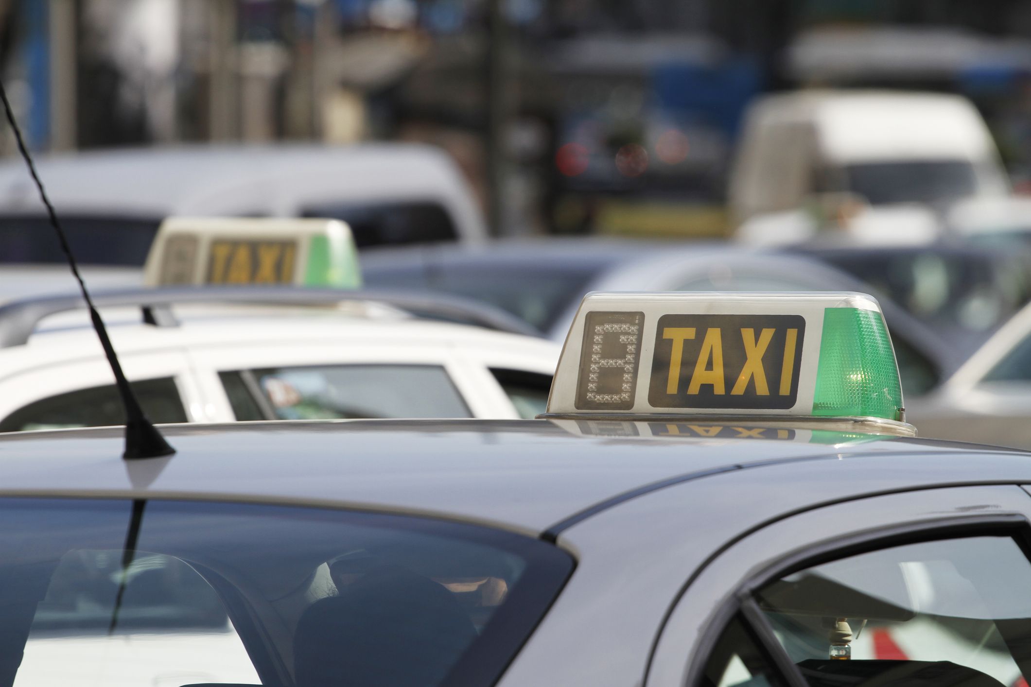 Los taxis de Valencia se han pasado al Tesla Model 3 | iStock