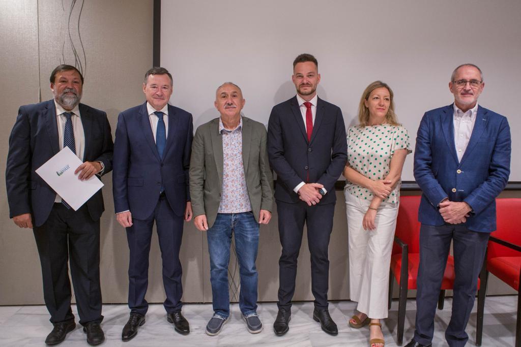 Francisco Caamaño, ex Ministre de Justícia i president d'OSUR, Angel Simón, president d'Agbar; Pepe Alvarez, secretari general d'UGT; Felipe Campos, conseller delegat d'Aigües de Barcelona; Natalia Peiro, secretaria general de Càritas; i Antoni Bruel, coordinador nacional de la Creu Roja | Cedida