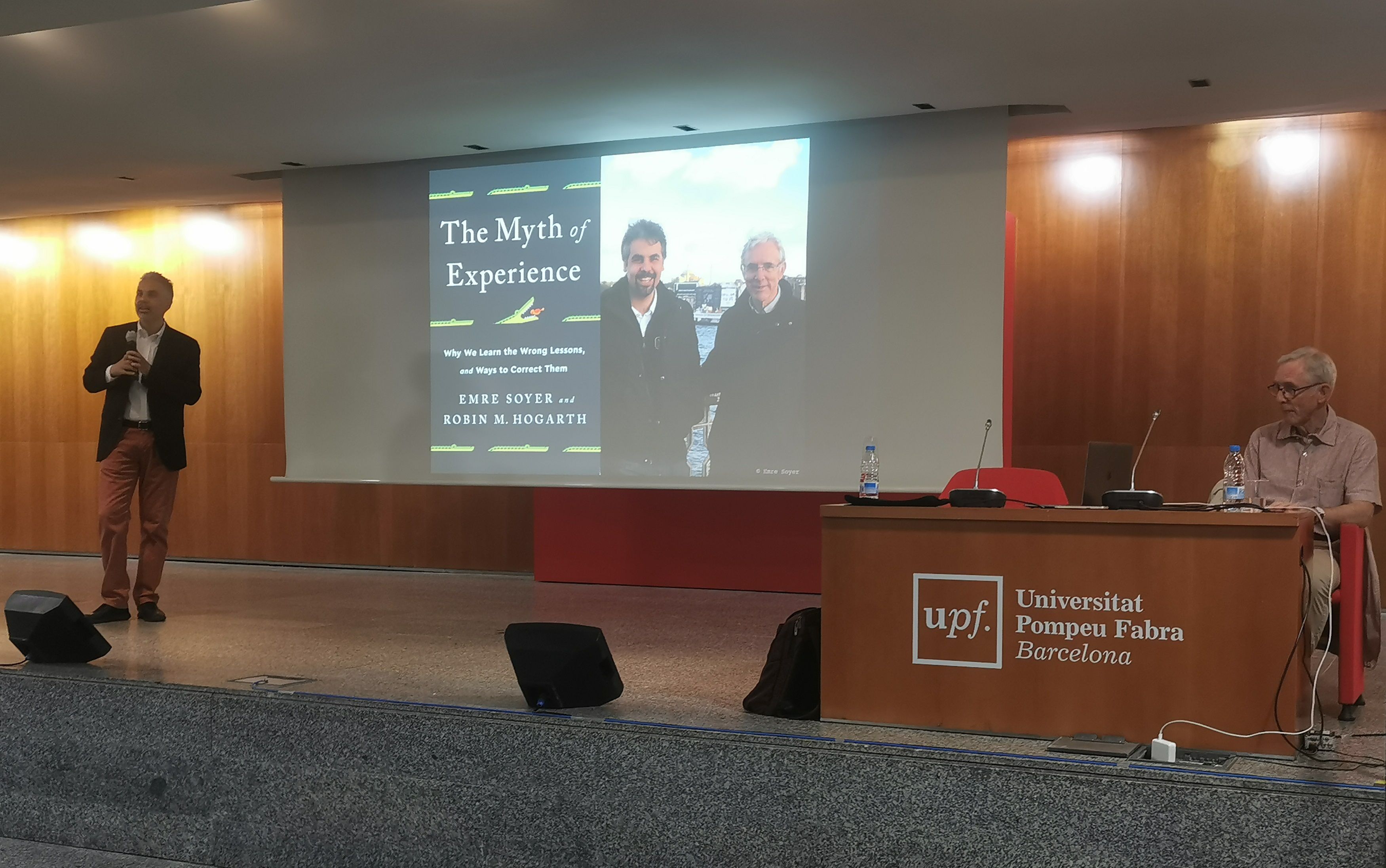 Emre Soyer i Robin M. Hogarth a la presentació de The Myth of Experience | UPF