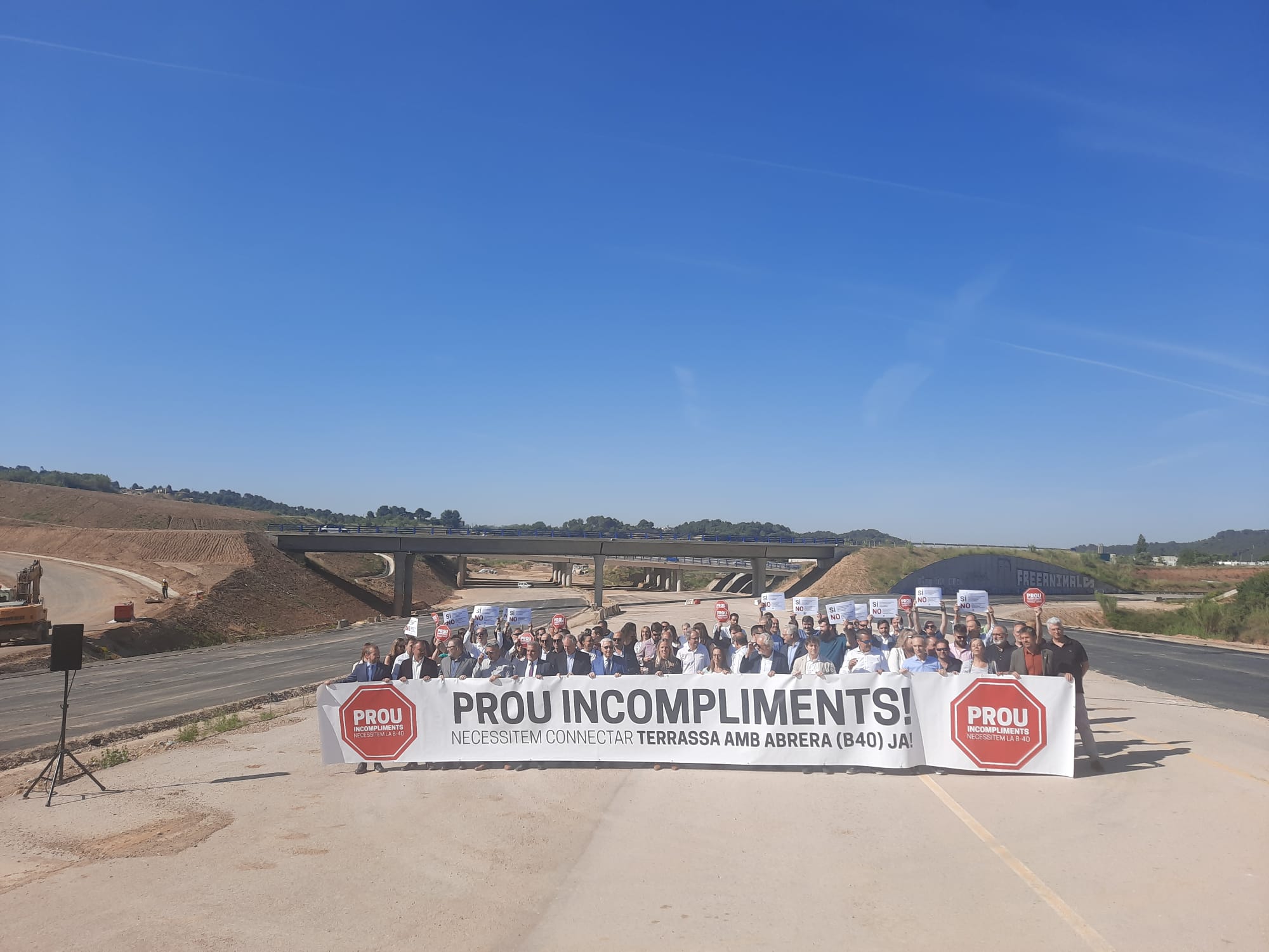 Protesta dels empresaris a la B-40 per demanar la finalització del tram Terrassa-Abrera | VIA Empresa