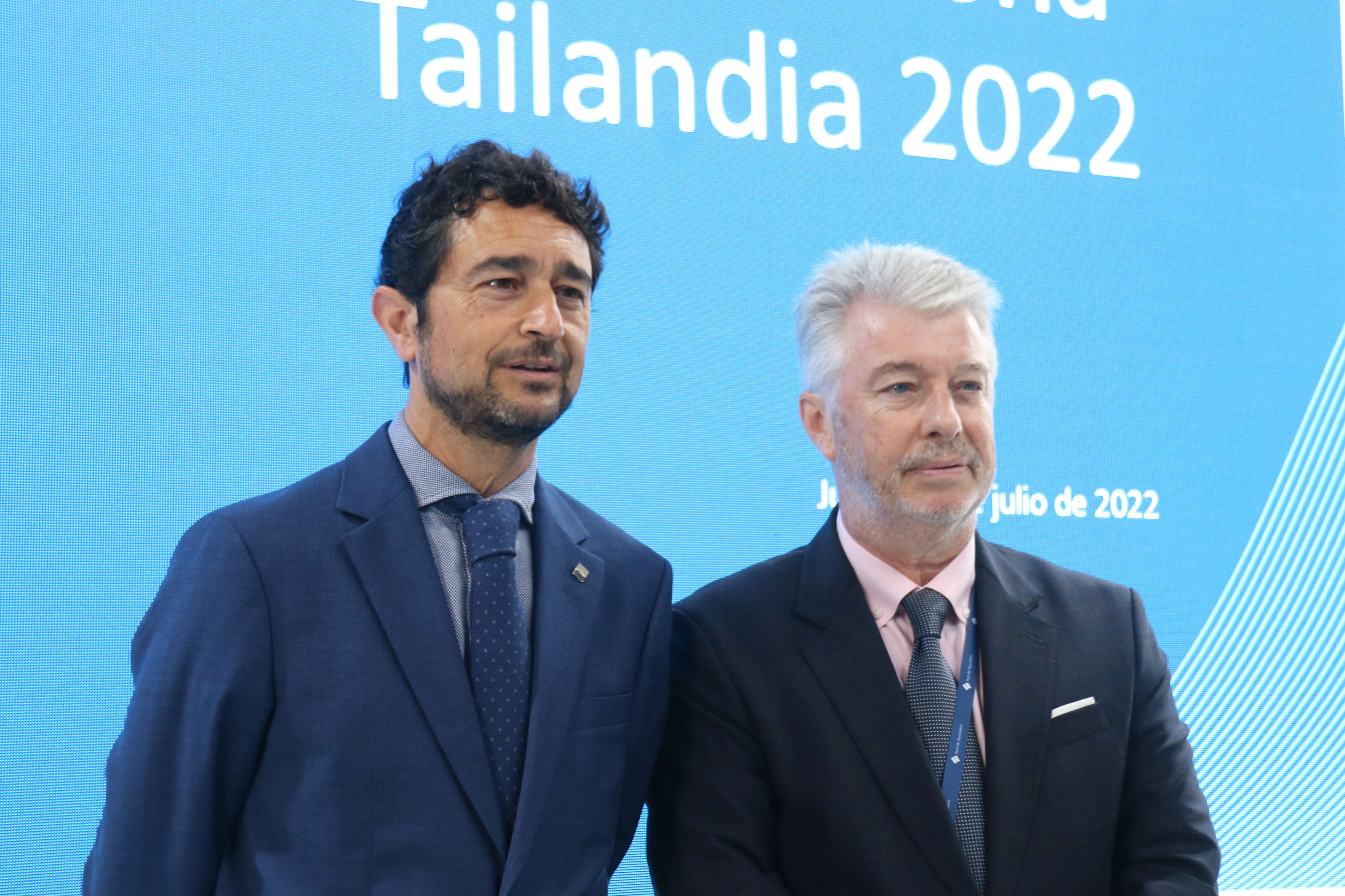 El President del Port de Barcelona, Damià Calvet, i el director de Relacions Internacionals, Manel Galán, durant la presentació de la missió 2022 | ACN