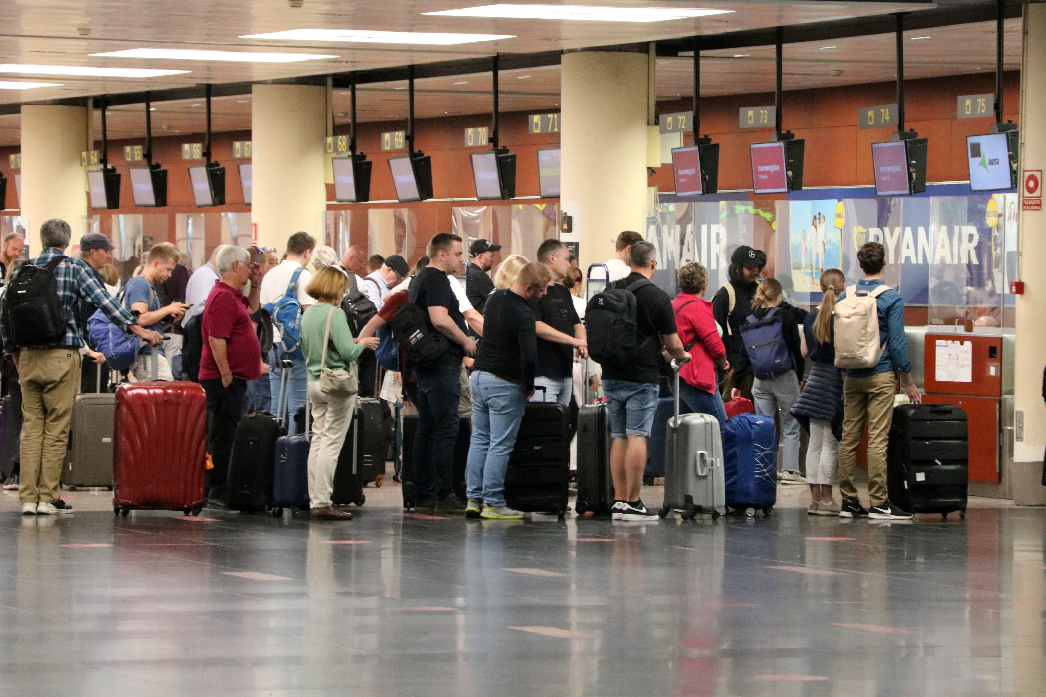 Pasajeros de Ryanair haciendo cola en la T2 del Aeropuerto del Prat | ACN