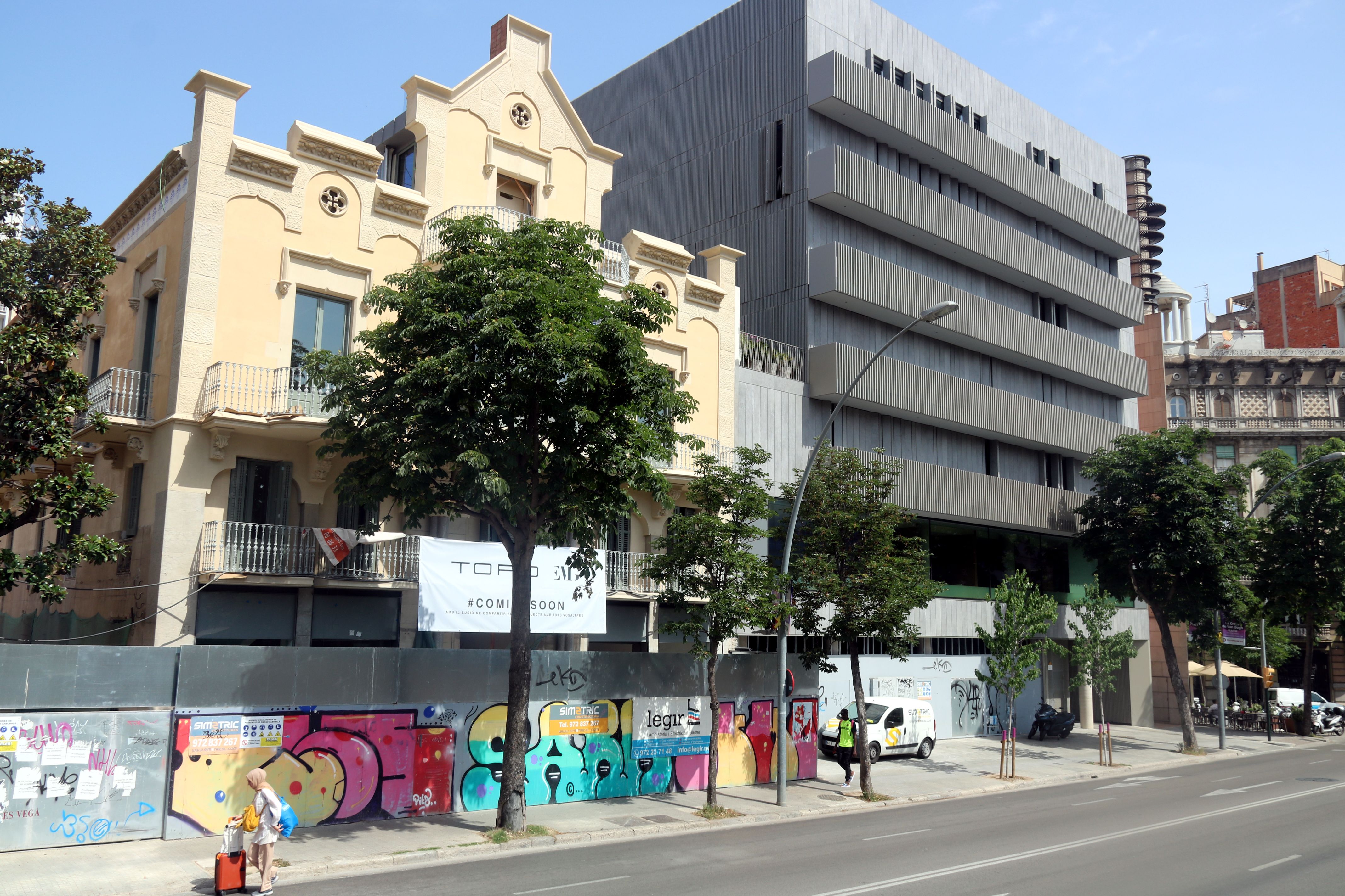 Dos edificios con vallas de obras en el centro de Girona | ACN