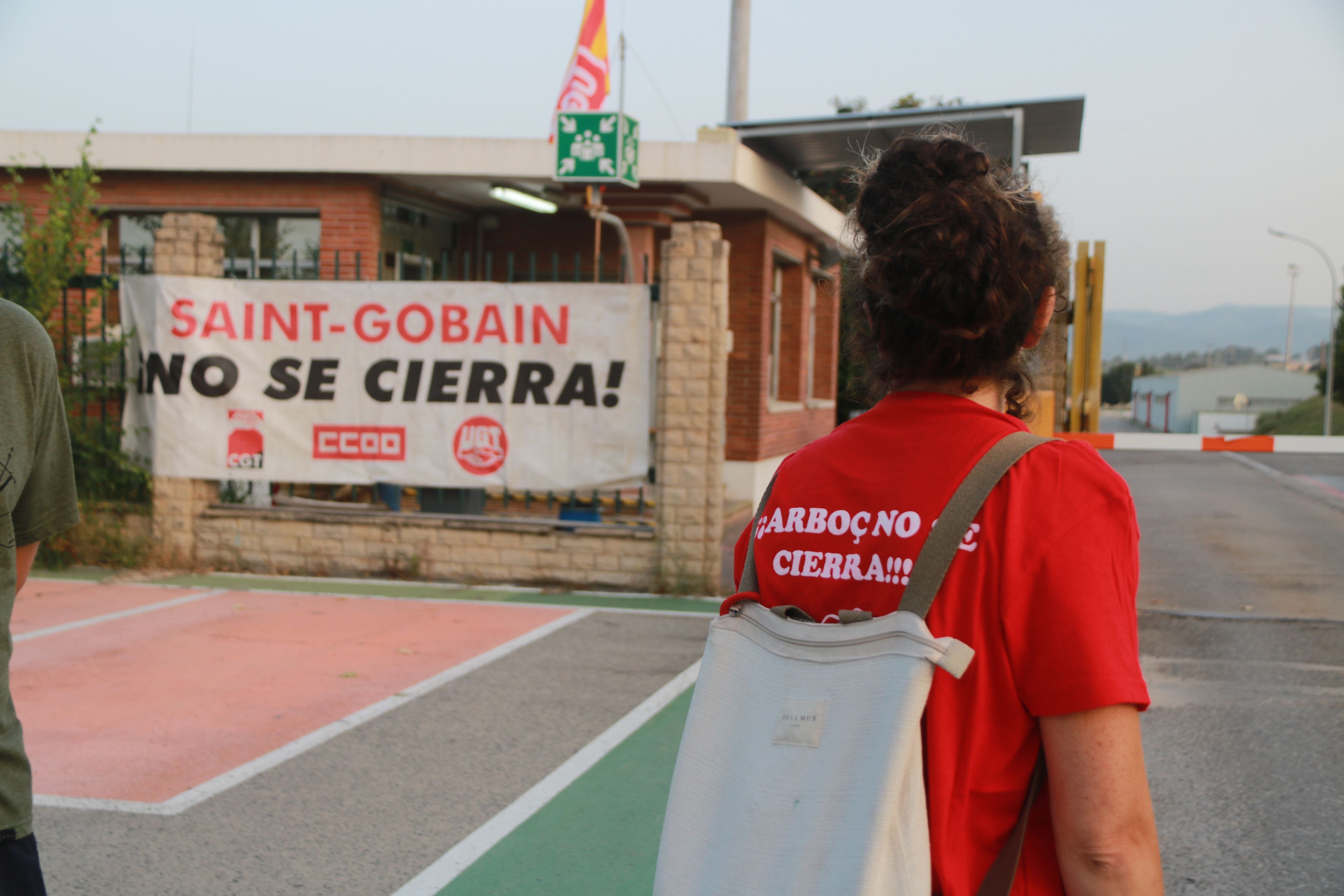 La protesta de los trabajadores de Saint Gobain a la puerta de la planta durante la primera jornada de huelga, el pasado domingo | ACN