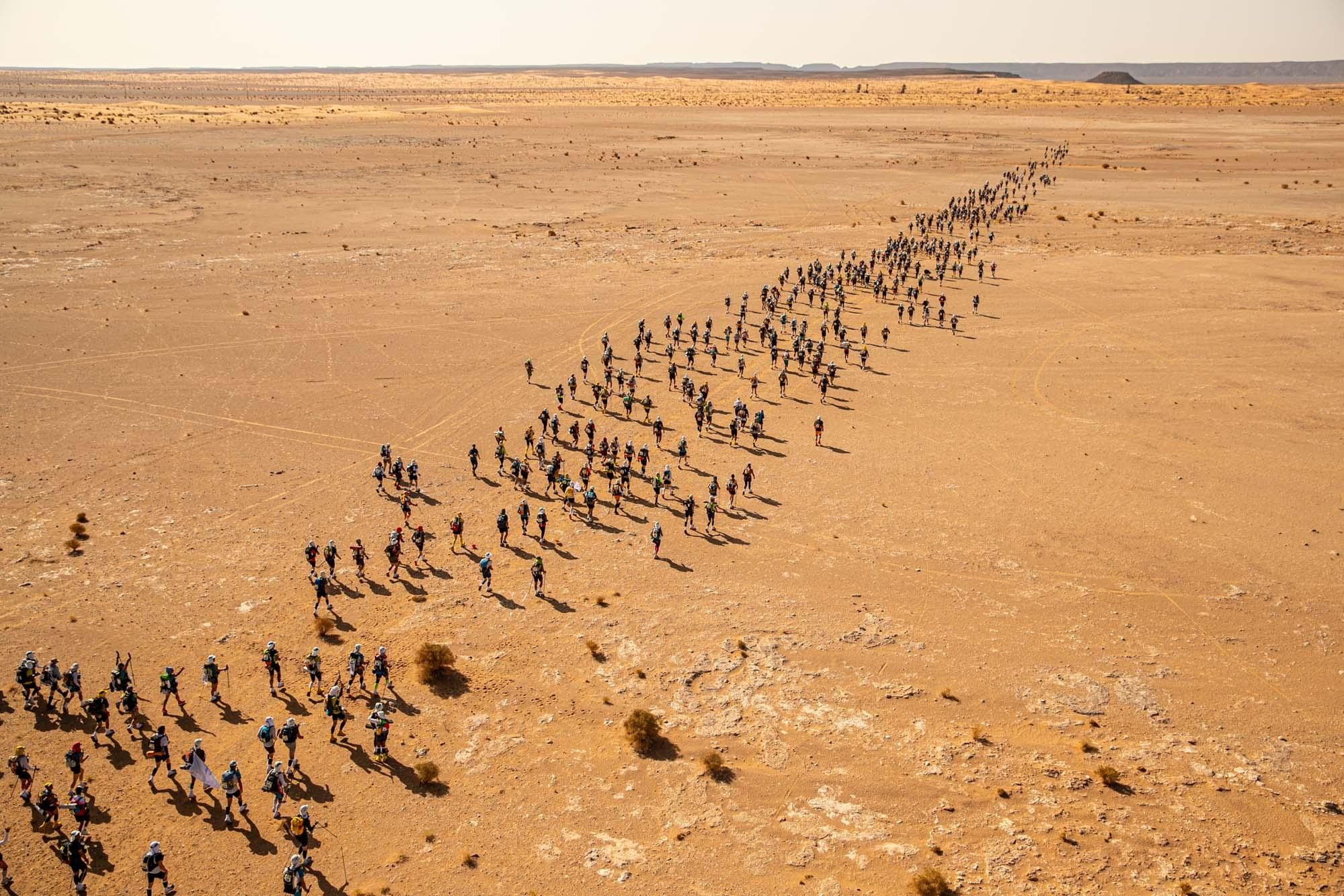 Participantes del Marathon des Sables 2021 en medio del desierto | Cedida