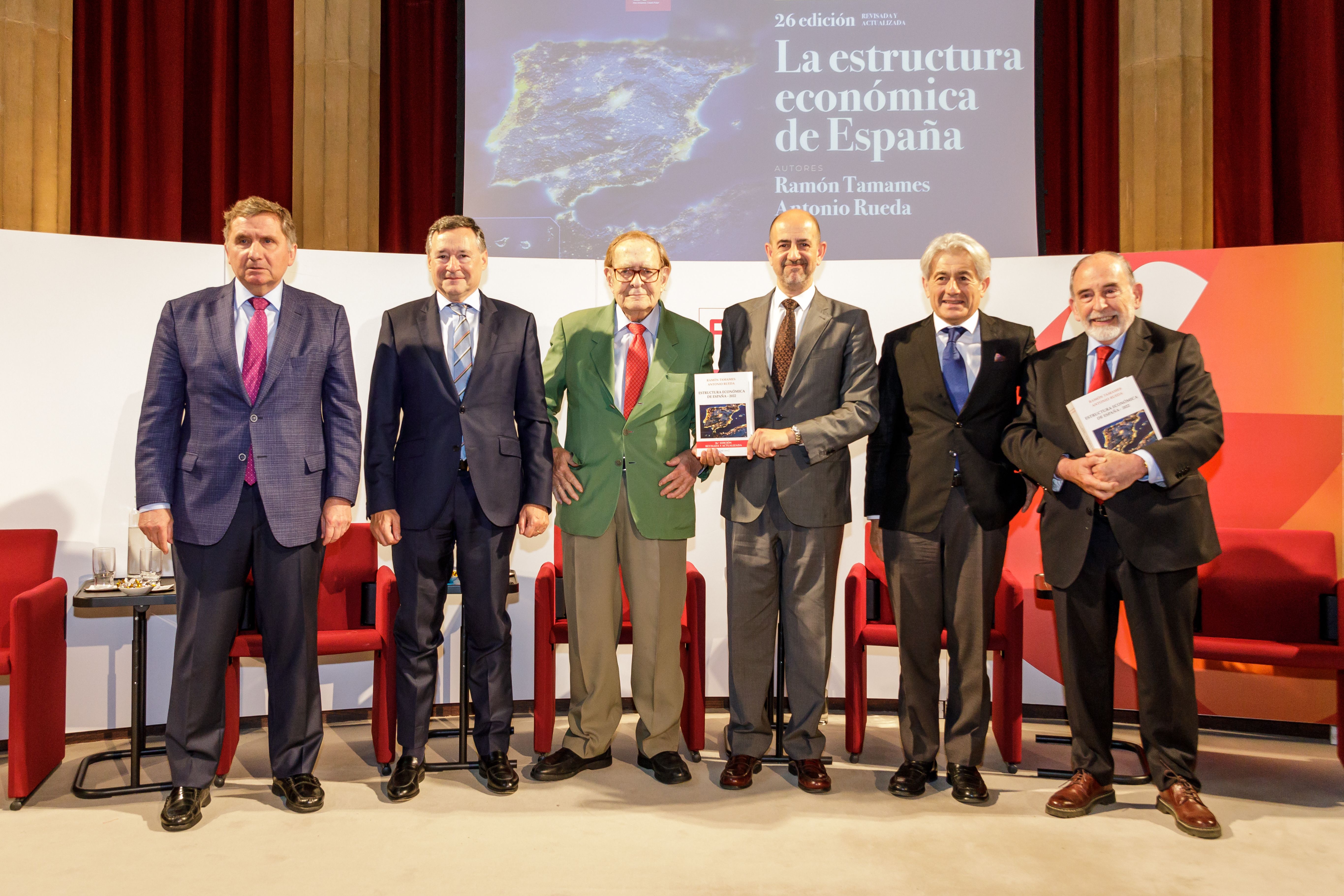 Ramón Tamames, al centre de la imatge, en la presentació a Foment del Treball de l’última edició del llibre Estructura Econòmica d’Espanya | FOMENT DEL TREBALL